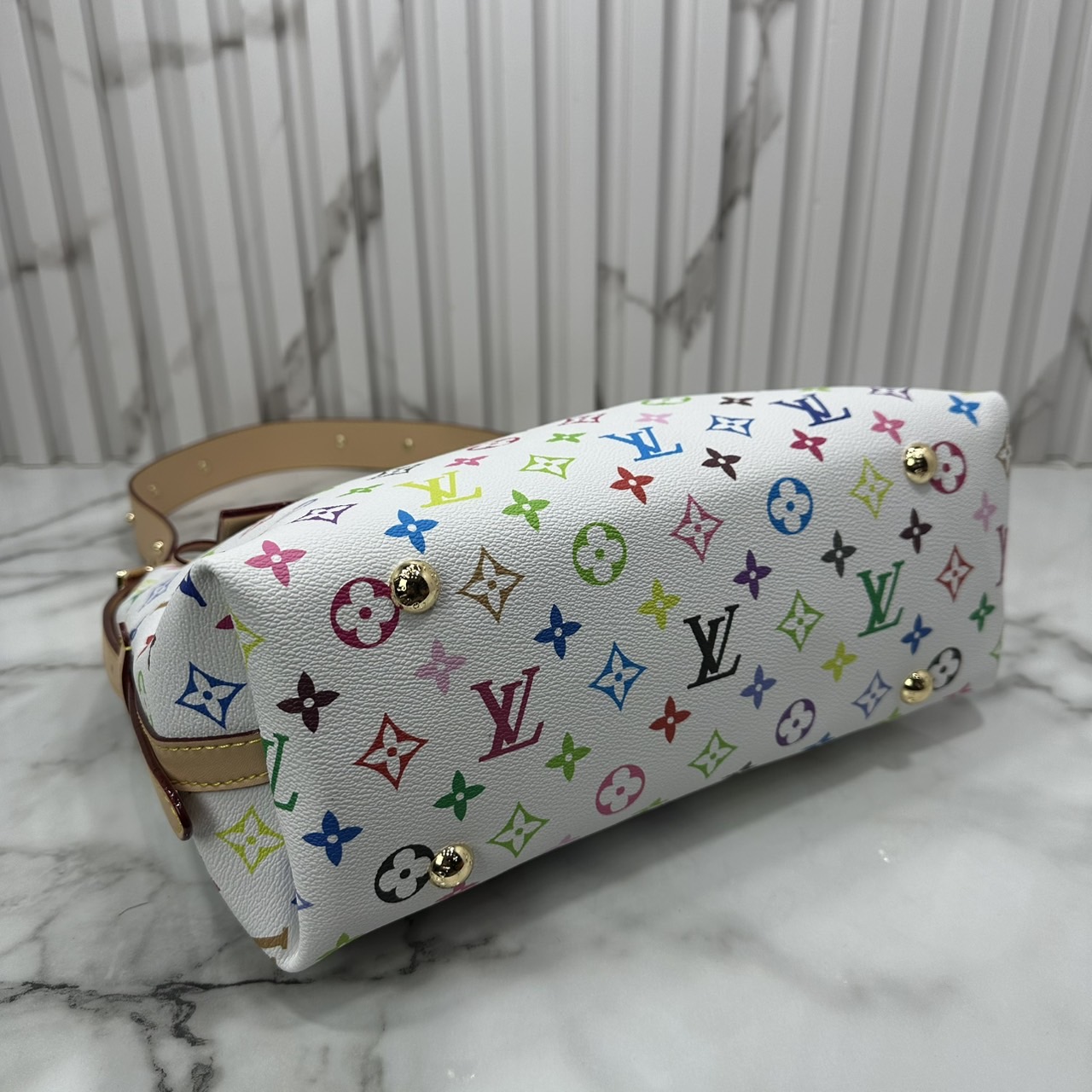 LV x TM CarryAll PM bag Murakami กระเป๋าทรงโท้ทแครี่ออลสุดคลาสสิกแต่งแต้มดีเทลเปี่ยมชีวิตชีวาจากคอลเลคชั่น LV x Murakami ด้วยลายโมโนแกรมสุดไอคอนิกเปี่ยมสีสันใหม่