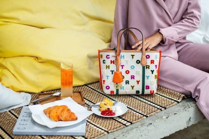 ของแท้ 💯% Tory burch perry coupe small triple-compartment tote bag เปลี่ยนบรรยากาศมาพักผ่อนแบบ Staycation สร้างสีสันให้วันพักร้อนสไตล์สาว Tory Burch กระเป๋าหลากสีสัน