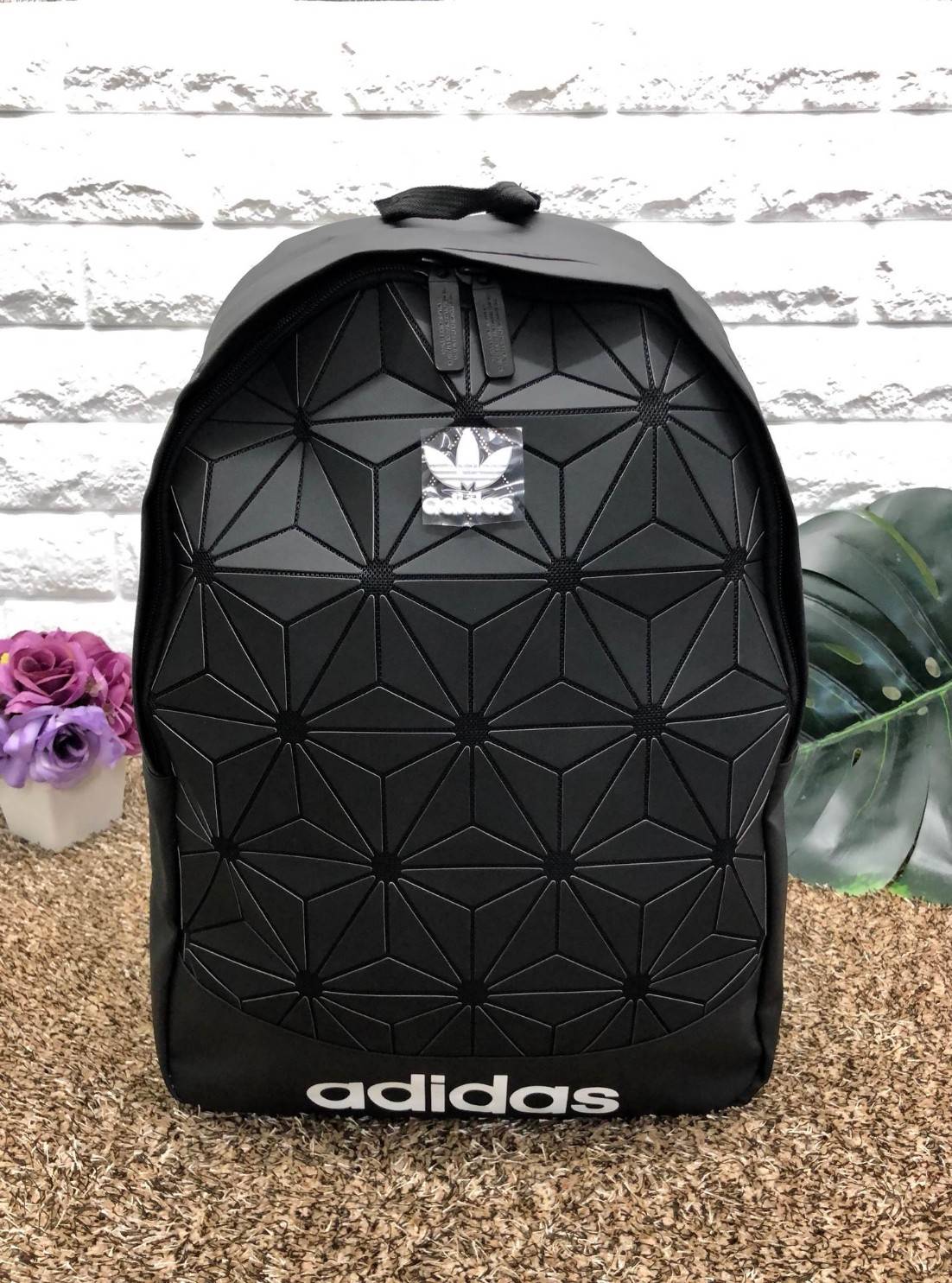 Adidas Originals 3D Backpack Restock! กระเป๋าเป้รุ่นหายากดีไซน์สุดฮิตสไตล์ ISSEY MIYAKE ใช้ได้ทั้งชายหญิง ขนาดกำลังดี น้ำหนักเบา ด้านหน้าประดับโลโก้แบรนด์ เปิดปิดด้วยซิปปั้มแบรนด์สะดวกใช้ หูจับถนัดมือ สายสะพายยาวเลื่อนปรับได้ Freesize ภายในมีโลโก้และช่องซ