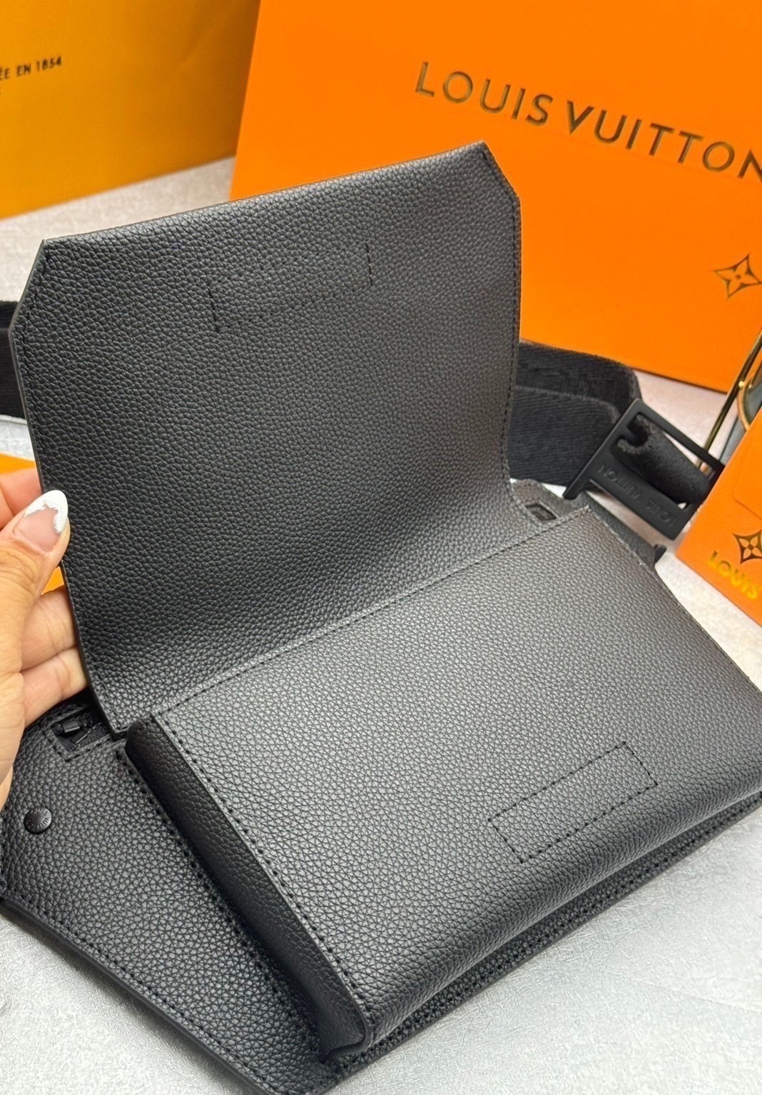 ORI | LV Sling bag Takeoff model / lvbeltbag กระเป๋าคาดอก หนังแท้ลายเกรนสีดำ ดีไซน์เรียบหรู 🤍 เกรดออริจินอล เทียบแท้ ใช้งานได้ทั่วโลก