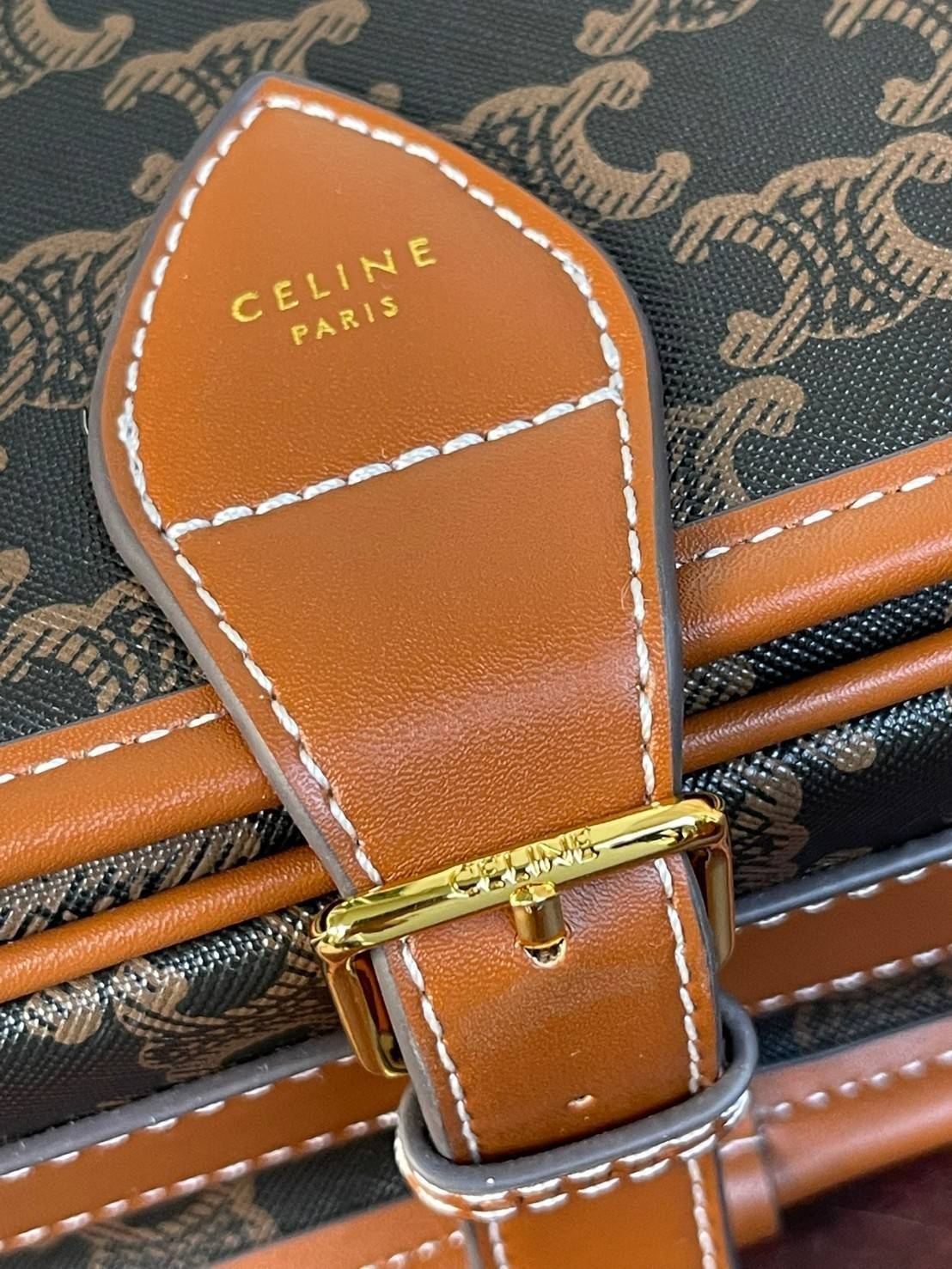 VIP 】Celine Messenger Folco Bag in Triomphe Canvas โดดเด่นไม่เหมือนกับลวดลายแคนวาสที่เป็นเอกลักษ์แบรนด์แบบไม่เหมือนใครให้ด้วยความเรียบหรูดูทางการ เพิ่มความภูมิฐานให้กับคุณอย่างลงตัวเลยทีเดียวสำหรับกระเป๋าทรงแนวนอน ซึ่งเป็นกระเป๋าที่ได้รับความนิยมอย่างมาก 