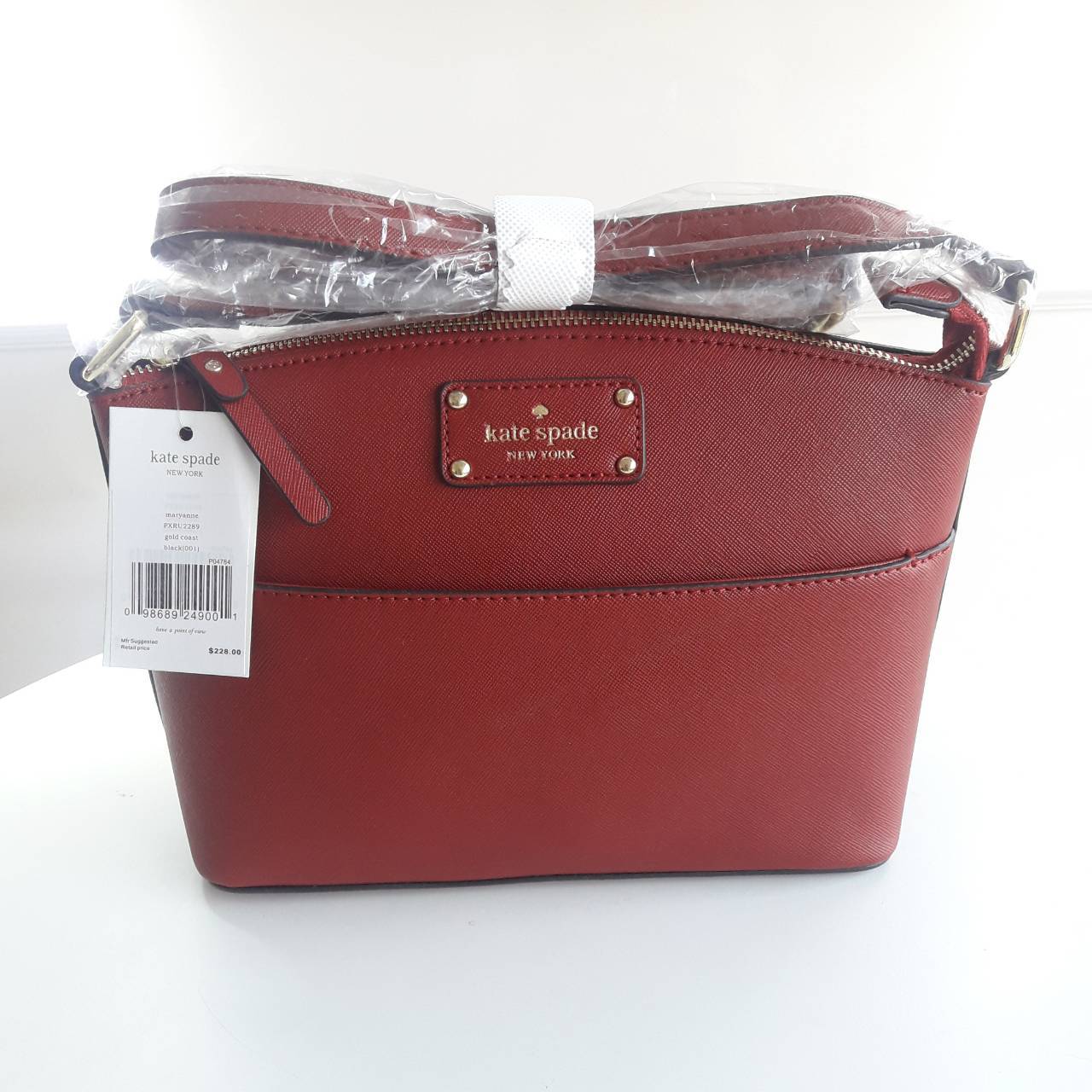 รุ่นแนะนำ **สวยเว่อร์วังสุดๆ Kate Spade New York Mini Cross Body Bag กระเป๋าถือหรือสะพายหนัง Saffiano สวยหรูอยู่ทรงสไตล์ PRADA ด้านหน้าประดับโลโก้สีทองสวยไฮโซ มาพร้อมสายสะพายยาวปรับได้ ภายในมีช่องซิปและช่องเล็ก ซับในอย่างดีสกรีนลายตามแบบฉบับของแบรนด์ภายใน