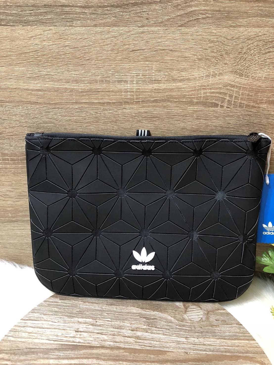 Adidas 3D SLEEVE ใส่โน๊ตบุคขนาด 12 นิ้วได้ ใบนี้หายาก สามารถถือเป็นคลัช ใส่ของพกพาสะดวก ใส่เครื่องสำอาง ได้มาจำนวนจำกัด รุ่นนี้ใส่ A4 ได้นะคะ