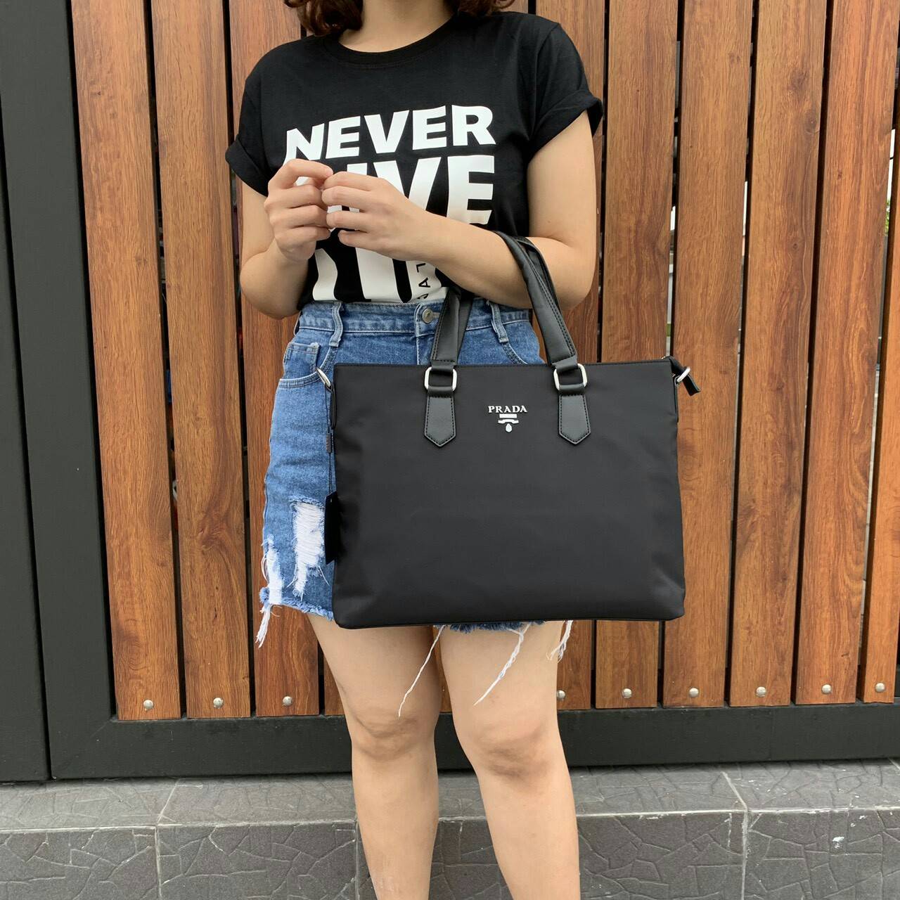 PRADA VIP GIFT NYLON HANDBAG ทรงสวย สุดคลาสสิค อยู่ทรง สวยหรูมากคะ วัสดุทำจากNylon คุณภาพดีสามารถกันน้ำได้ จะถือก็หรู จะสะพายก็ได้คะ ขนาดกลางๆ จุของได้เยอะ ใส่สมุด หนังสือ Ipad Labtop ได้สบายๆคะ ใช้ได้ทั้งคุณผู้หญิง และ คุณผู้ชายเลยคะ ดูดีมีคลาส มากๆคะ รุ