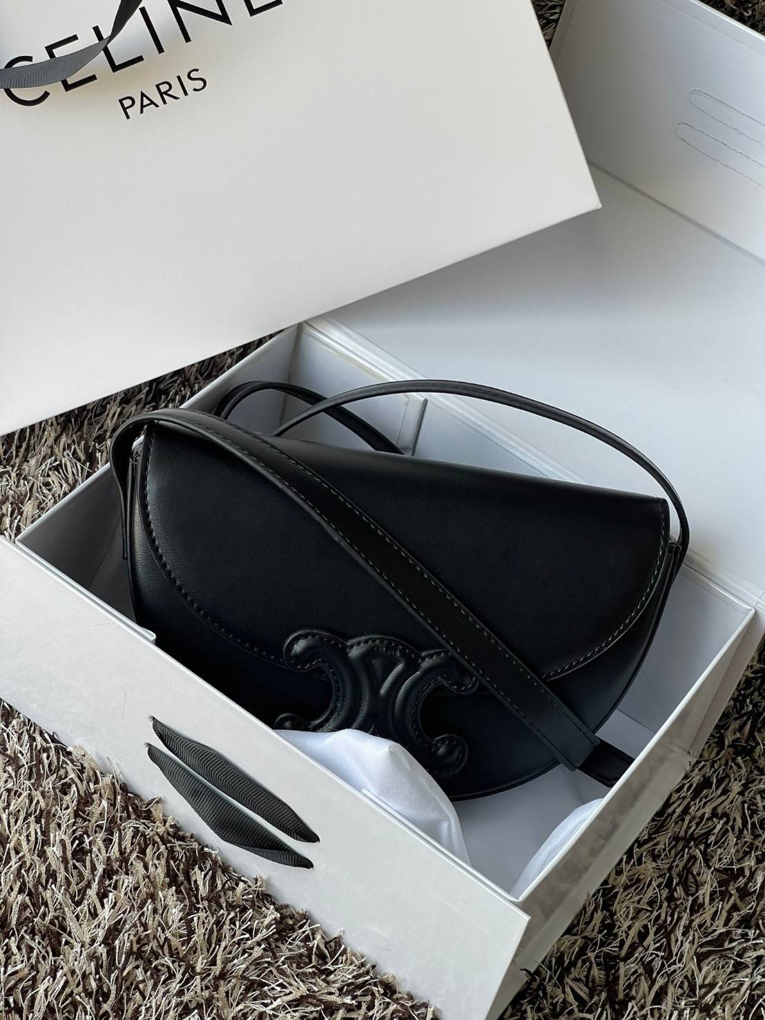 CELINE BESACE CUIR TRIOMPHE IN SMOOTH กระเป๋ารุ่นนี้นำเสนอในรูปทรงฮาล์ฟมูนที่ตอนนี้กำลังงมาแรง เปิดด้วยกระดุมแป๊กเพื่อเผยให้เห็นช่องภายในที่กว้างขวางและกระเป๋าด้านในแบบแบน คุณสมบัติที่โดดเด่นอีกอย่างของกระเป๋าอยู่ที่โลโก้ขนาดใหญ่ รูปทรงสะดุดตา สามารถสะพาย