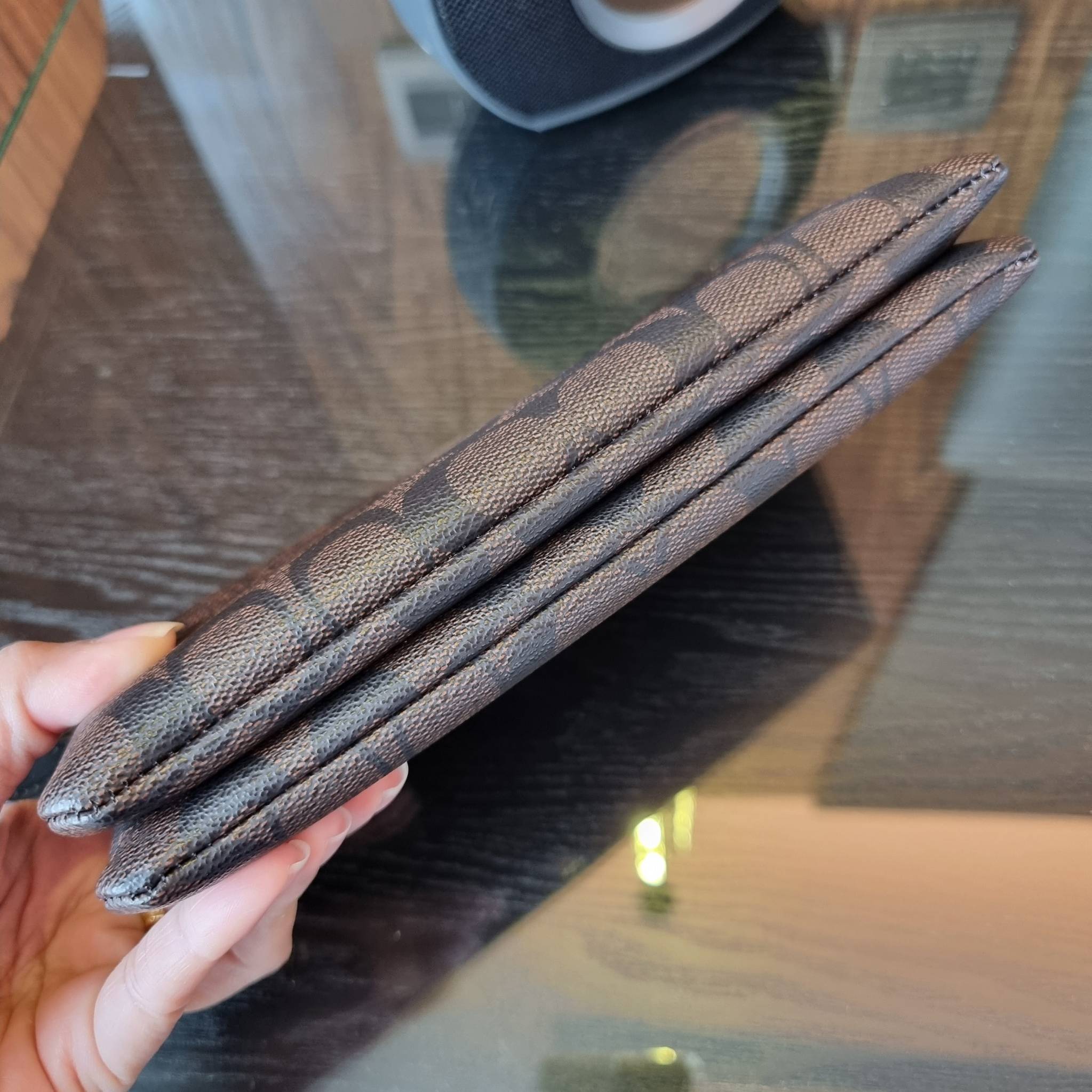 COACH F54057 DOUBLE ZIP WALLET IN SIGNATURE กระเป๋าคล้องมือ size L ใบนี้ใส่มือถือได้ทุกรุ่น ขนาดกำลังดี พกพาสะดวกมากๆ วัสดุหนังสังเคราะห์ ภายในเป็นผ้าสีสวยคม ใส่ธนบัตร ใส่บัตรได้เยอะ ใส่มือถือได้สบายๆทุกรุ่น ตอบโจทย์สาวๆที่ไม่ชอบพกเยอะวุ่นวายจ้า ใบนี้เอาอ