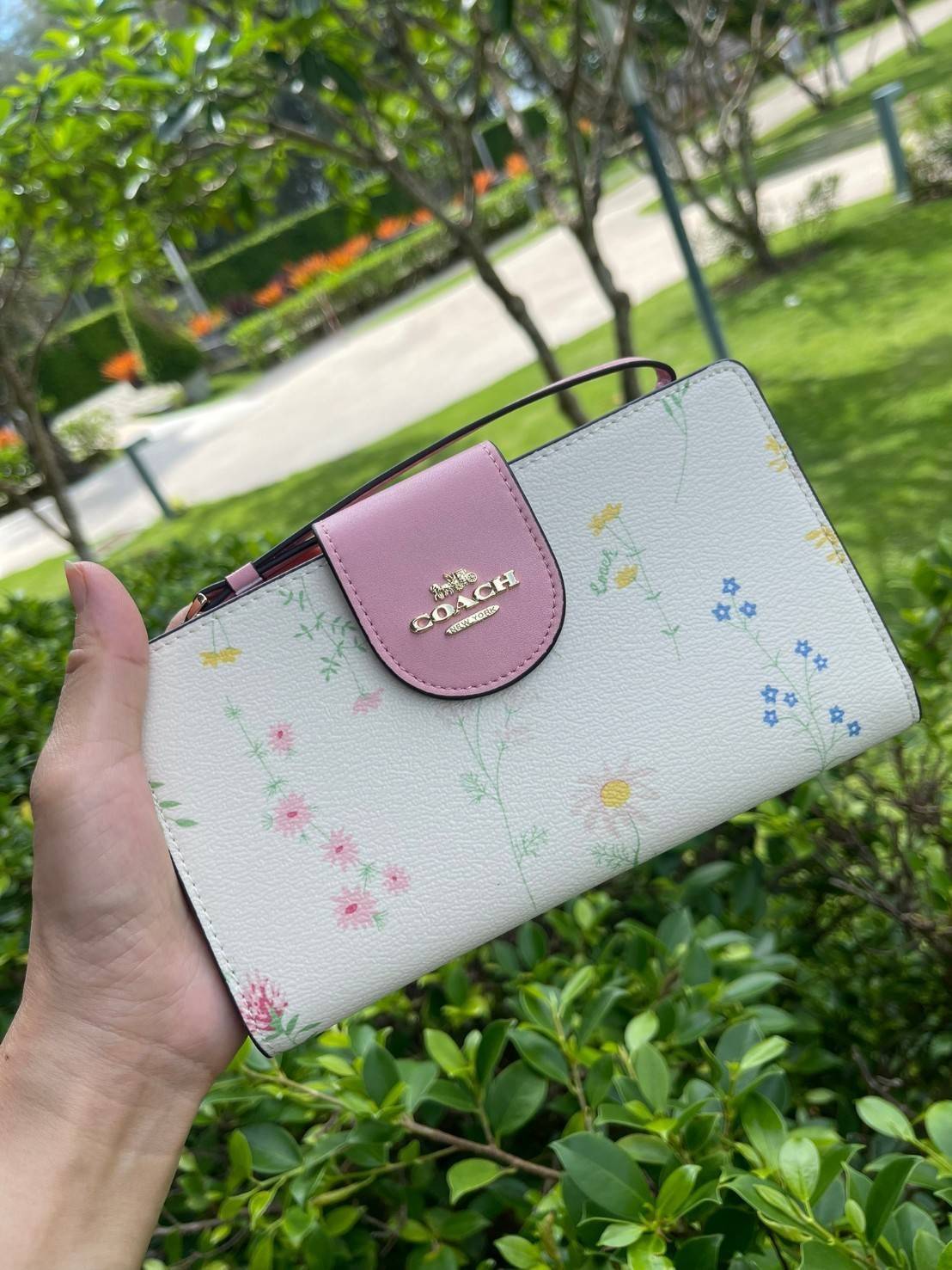 COACH TECH WALLET IN SIGNATURE CANVAS อีกหนึ่ง collection ของกระเป๋าสตางค์ที่ดีไซน์ทันสมัยให้ใช้งานได้แบบครบครัน เป็นกระเป๋าสตางค์ ที่มีช่องสำหรับใส่โทรศัพท์มือถือ ธนบัตร เหรียญ และบัตรต่าง ๆ ใช้งานแบบ2ด้าน เพิ่มความสะดวกสบายด้วยสายคล้องมือ ช่วยให้พกไปไหน