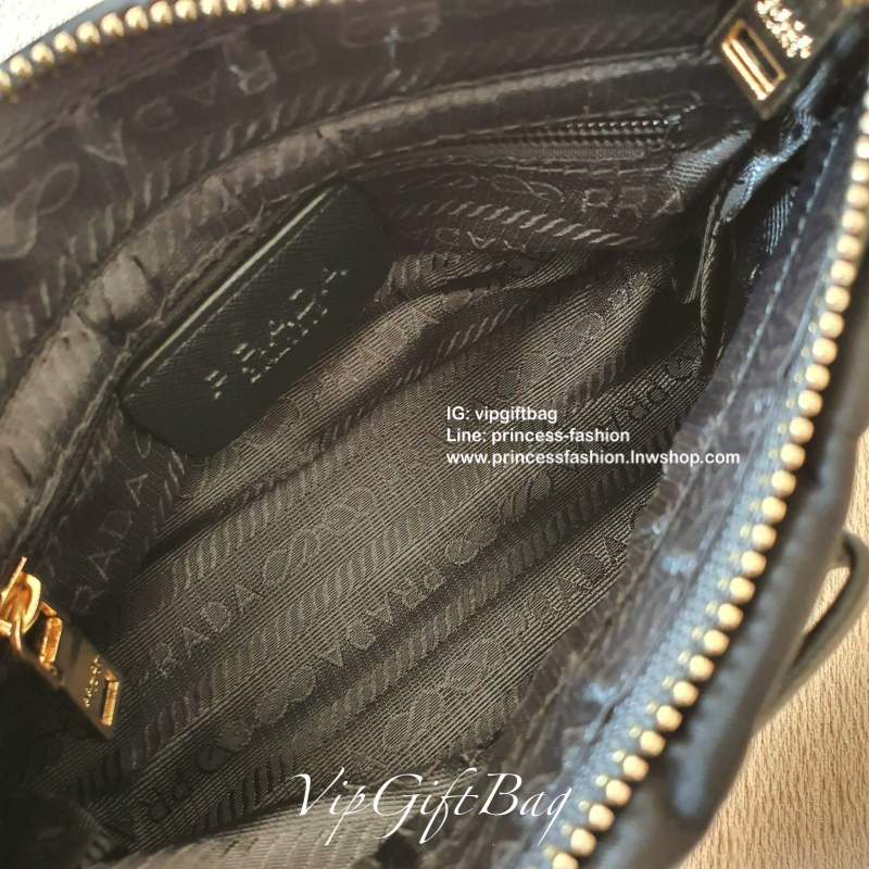 งานไซส์น่ารัก จากงานพรีเมี่ยมกิ้ฟ เคาเตอร์ต่างประเทศ Prada มีมาให้จับจองคะ รุ่นยอดฮิตที่สาวๆตามหากัน ภายนอกจับจีบปากกระเป๋า ดีมาก วัสดุผ้าNyonกันน้ำ เปิด/ปิดด้วยซิป สามารถคล้องมือเกร๋ๆ หรือจะถือเป็นครัชก็ไฮโซไปอี้ก ภายในเย็บติดป้ายหนังแบรนด์ มีช่องซิปเล็ก