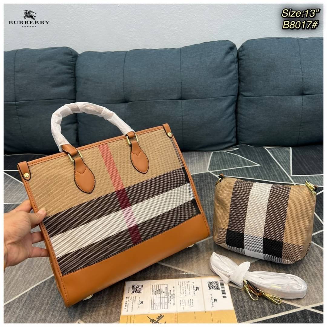 BURBERRY TOTE VINTAGE BAG / Burberry Crossbody Bag กระเป๋าสะพายทรงโท้ทลายวินเทจ สวยคลาสสิก จุของได้เยอะมาก มาพร้อมใบเล็ก รุ่น unisex ใช้ได้ทั้งชาย/หญิง โทนสีใช้งานง่าย หลายโอกาส วัสดุหนังและ Canvas อย่างดี สวยอยู่ทรง ภายในโล่งกว้าง ไอเท็มแนะนำ Must Have! 