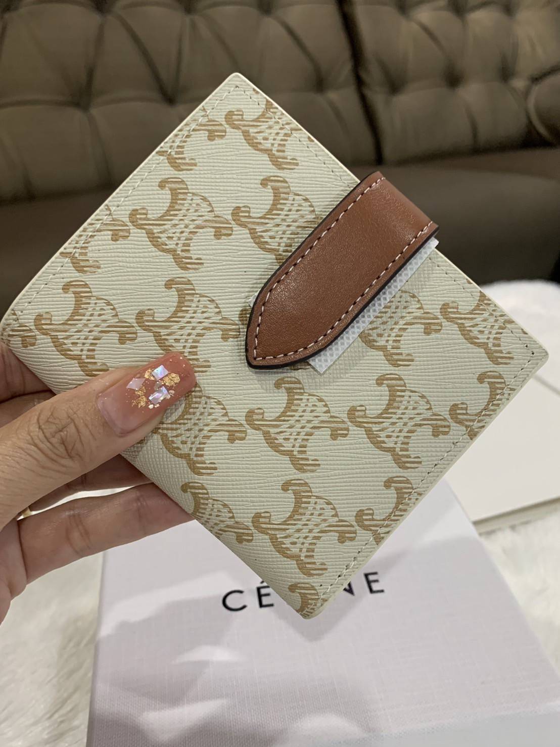 CELINE SHORT WALLET VIP GIFT WITH PURCHASE (GWP) พรีเมี่ยมกิ๊ฟ Limited จาก CELINE HAUTE PARFUME DUTYFREE COUNTER วัสดุ Triomphe Canvas หนังสวยอยู่ทรง ประดับโลโก้แบรนด์ที่ด้านหน้า ขนาดกำลังดี จับถนัดมือ เปิด-ปิดฝาพับกระดุม ภายในมีช่องแบ่งหลายช่อง มีช่องใส่