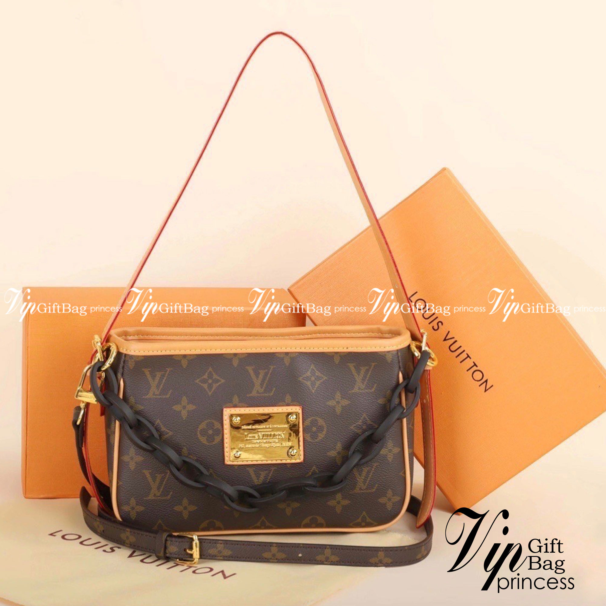 LV CROSSBODY BAG / LV POCHETTE Bag รุ่นใหม่ล่าสุด กระเป๋าสะพายงานหรูหราและมีสไตล์ สวยปังมั้ยไหว ใบจริงสวยมากกกก ได้สวยก่อนใคร ต้องจัดแล้วจ้าคอลเลคชั่นใหม่ล่าสุด ดีไซน์ไซส์กะทัดรัด เหมาะกับการเก็บของสำคัญของสาวๆ ได้อย่างมั่นใจ สะพายได้แบบคล่องตัว ทรงสวย ให