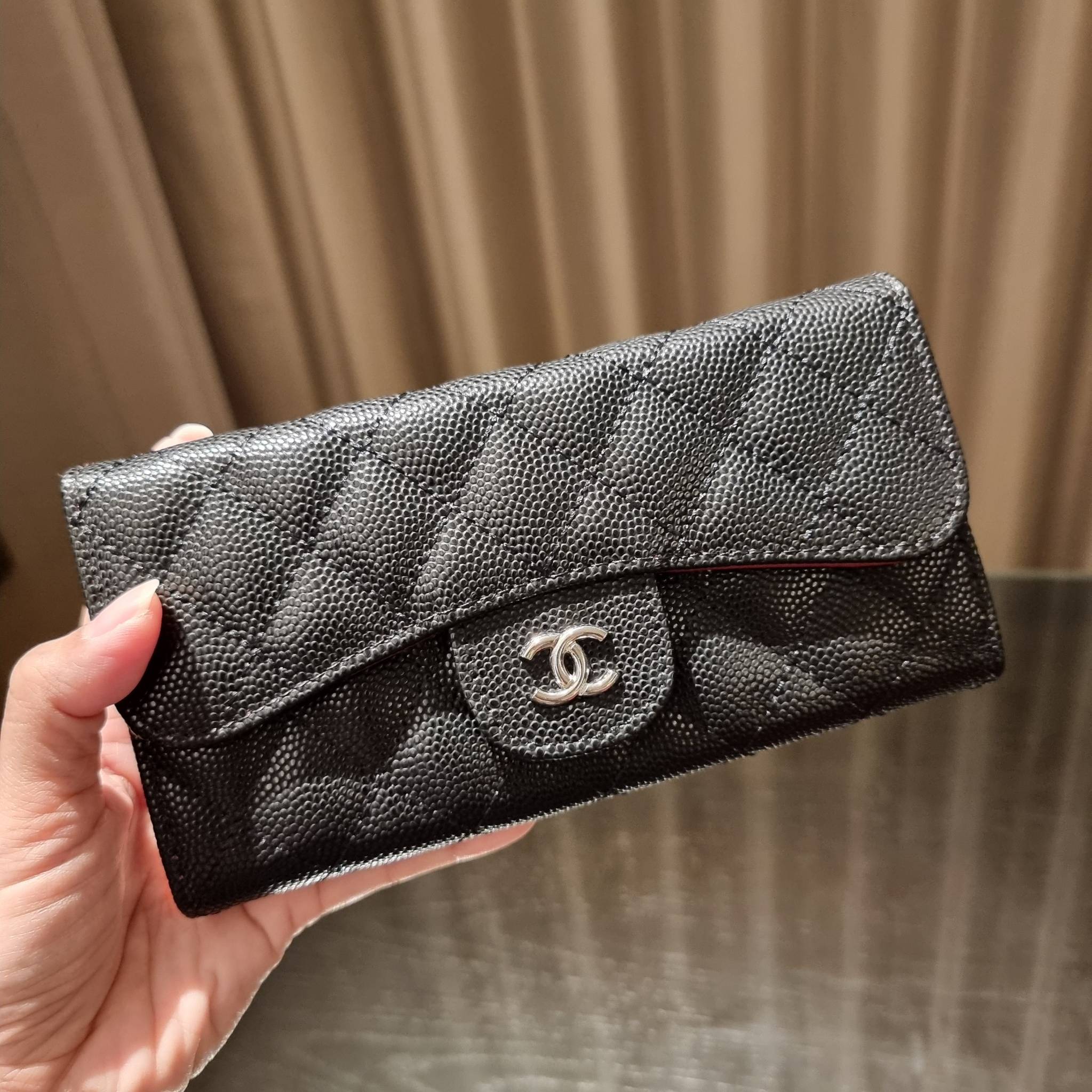 VIP 】กระเป๋าสตางค์ใบยาวรุ่นฝาพับที่ถามหากันมากที่สุด!! สวยรับทรัพย์จาก Chanel วัสดุหนังลายคาร์เวีย ลุคผู้ดีที่สุด เปิด-ปิดด้วยกระดุมแม่เหล็ก ภายในกระเป๋ามีช่องใส่บัตรได้เยอะ ใส่ธนบัตร ใส่เหรียญได้ มีช่องซิปแยกอีกหนึ่งช่อง ดีไซน์เรียบหรูดูคลาสสิค!! สาวๆห้า