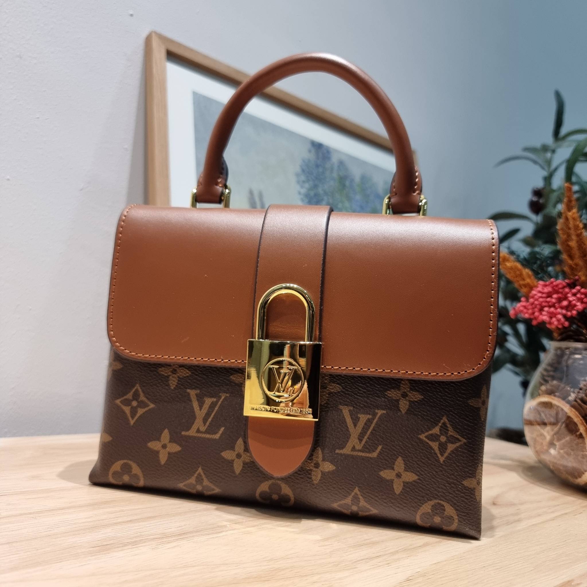 LV LOCKY BB MONOGRAM กระเป๋าสะพายข้าง ดีไซน์หรู ใหม่ล่าสุด สวยถึงบ้านได้ก่อนใคร มีใช้เลิศๆทันปีใหม่แน่นอน คุ้มที่สุด โดดเด่นด้วยอะไหล่ดัมมี่รูปกุญแจสีทอง