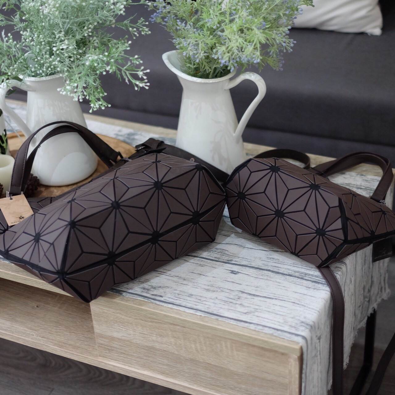 New Collection ka ' Matte Color ' ✨✨ สีด้าน มีให้เลือกถึง 4 สี 🍭🍭แถมยังลาย Limited edition หายาก 👍ปรับทรงได้ 2 แบบ น่ารักมาก จากแบรนด์ David Jones กระเป๋าสะพายข้างดีไซน์เกร๋มาก สีสวยหรูมาก ขนาดกะลังดีเลย น้ำ