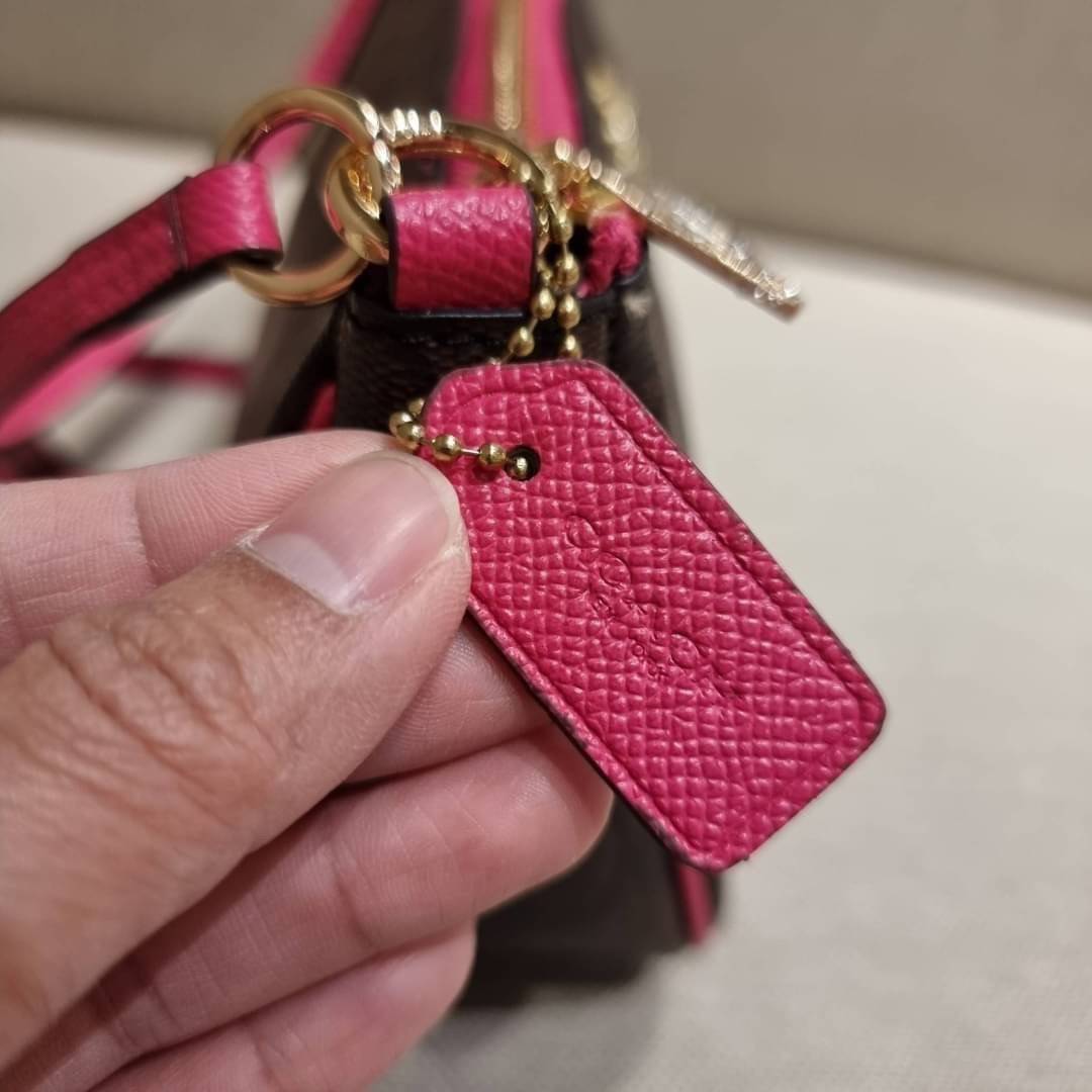 COACH 36674 TOP HANDLE POUCH IN SIGNATURE JACQUARD กระเป๋าทรงพอช ยอดฮิต ยกขึ้นแท่น ด้วยดีไซน์ที่ออกมาให้ใช้งานได้ง่าย ขนาดกำลังเหมาะ วัสดุหนังแคนวาสทนทาน ดีไปหมดขนาดนี้!! คุณลูกค้าถึงสั่งกันรัวๆจริงๆ ภายในโล่งกว้าง ใส่โทรศัพท์ได้ทุกรุ่น มาพร้อมสายคล้องแขน