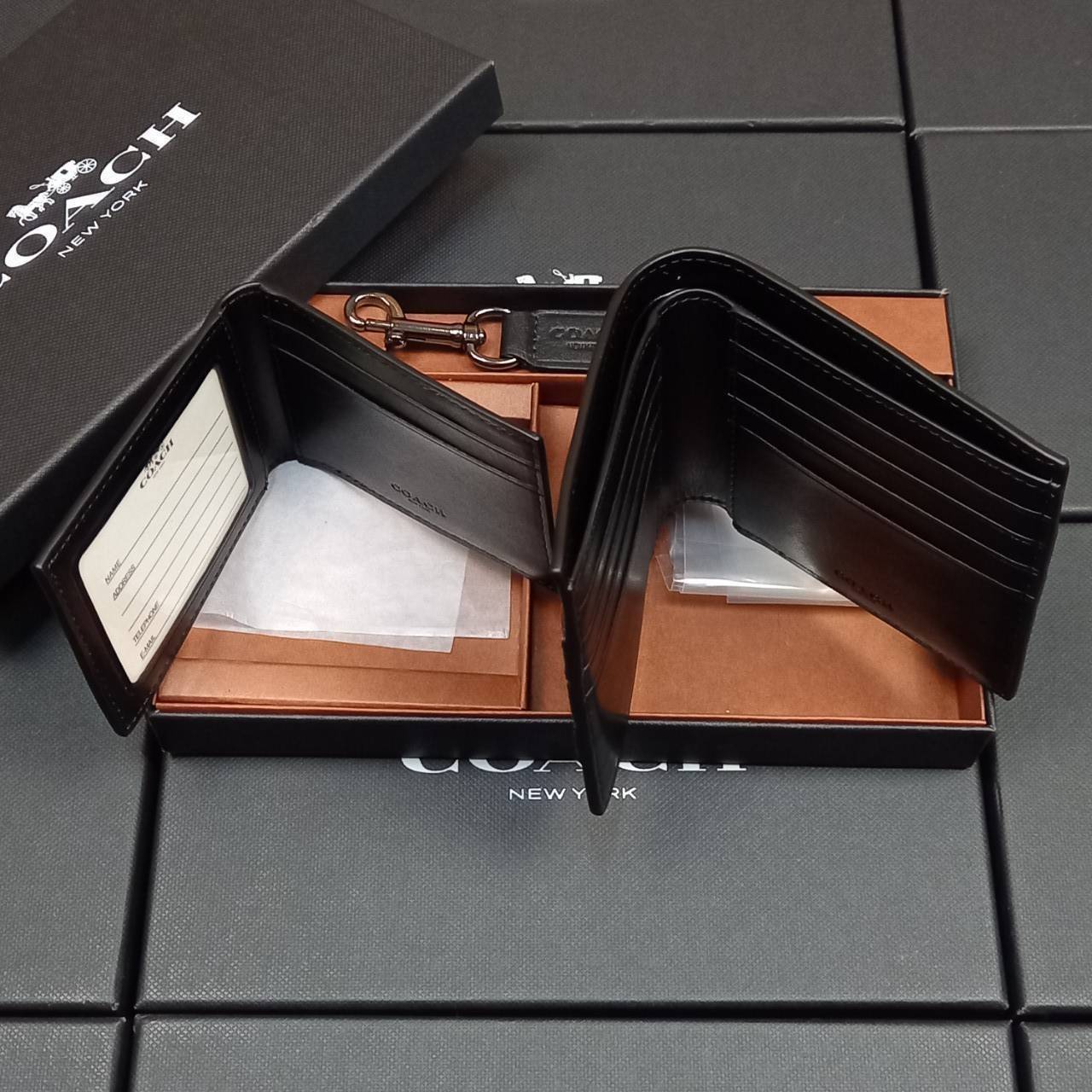 COACH 3-IN-1 WALLET IN SIGNATURE CANVAS WITH VARSITY STRIPE WITH KEY FOB LIMITED BOX(COACH F26072)🍁กระเป๋าสตางค์ มี ID ใบลูก สำหรับใส่บัตรแยก มีพวงกุญแจ ใช้แล้วดูหล่อสุดๆ🔸️**จะใช้เอง หรือเป็นของขวัญให้คนสำคัญ ก็ตอบโจทย์มากๆ **รับประกันว่า 