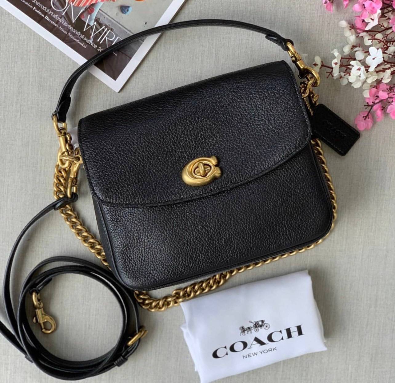 3สาย Coach 89089 Cassie Crossbody 19 In Signature Canvas เรียบหรู ดูดี ต้องไอเท็มนี้เลยจ้า กระเป๋าถือ/สะพายข้าง สุดพิเศษ!! มีสายมาให้ถึง 3 แบบ!! สลับใช้แมทช์ตามสไตล์ได้เลย วัสดุหนังแคนวาสสลับหนังเรียบ เปิด-ปิดด้วยตัวบิดล็อค ภายในแบ่งสัดส่วนอย่างดี ใส่ของไ