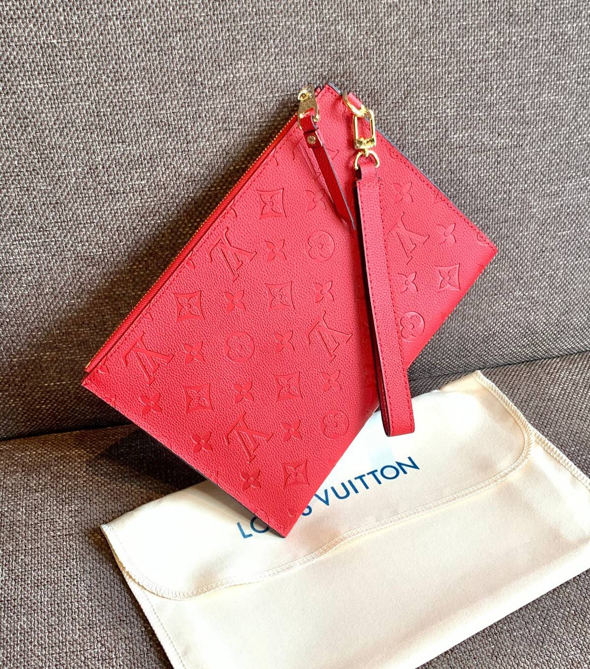 VIP 】จัดสินค้าคุณภาพมาให้สาวๆได้ใช้กันค่าา😘 Louis Vuitton Pochette Mélanie MM Monogram ใช้ขึ้นเครื่องได้เลย✈️ ✔️กระเป๋า ทรงคลัท แบบมีสายคล้องมือ ถอดออกได้หนึ่งสาย ✔️หนังแท้หนา ลายหนังพิมพ์ลายแบรนด์ได้สวยงามมากๆค่ะ