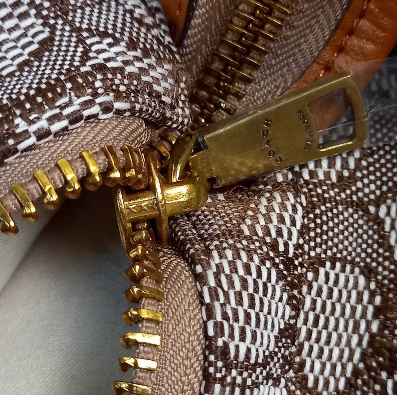 คอลเลคชั่นนี้ เด็ดมากๆ🌺😎//>>COACH ROGUE TOTE IN SIGNATURE TEXTILE JACQUARD(COACH C6161)🍁กระเป๋าทรงTOTE ใบใหญ่ จุของได้สะใจสุดๆ จะถือ หรือสะพายได้ตามดีไซน์การใช้งาน มีสายสะพายยาวให้ 2 เส้น แบบสะพายคู่//วัสดุ JACQUARD ตัดขอบหน้