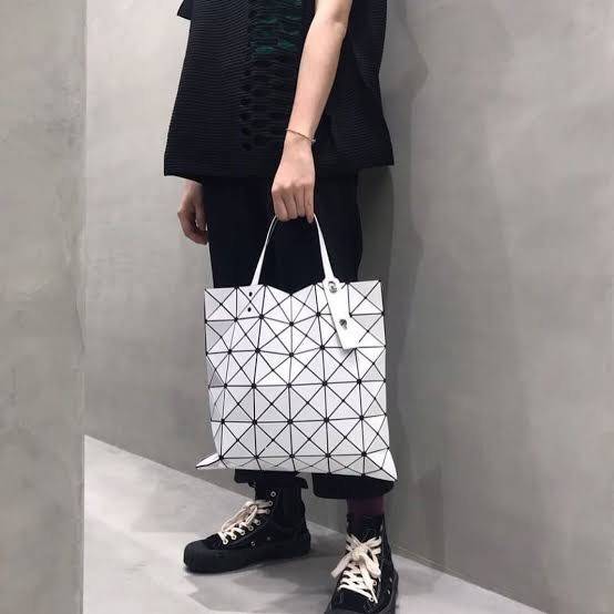 BAO BAO ISSEY MIYAKE TOTE BAG (6x6) กระเป๋าสะพายไหล่ ใบใหญ่ ทรงโท้ท จุดเด่นคือ ปรับได้หลายทรงตามเอกลักษณ์เฉพาะของแบรนด์นี้ ด้านในใส่ของได้เยอะมาก ใส่ไอแพด สมุดโน้ตได้สบายเลย พร้อมช่องซิปใส่ของให้อีกหนึ่งช่อง วัยทำงานหรือวัยนักศึกษา อย่างน้อยต้องมีแบรนด์นี