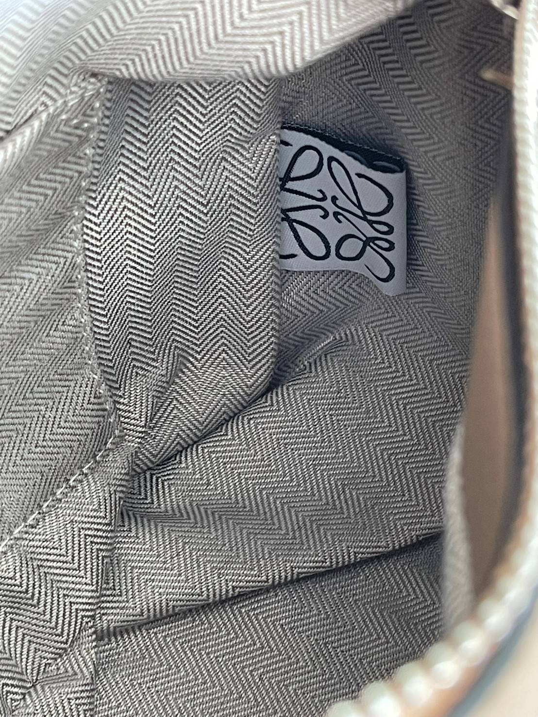 Loewe Puzzle Bag In Classic กระเป๋าทรง Puzzle นี้ออกแบบโดย Jonathan Anderson โดยได้รับแรงบันดาลใจในการออกแบบมาจากรูปทรงของลูกรักบี้ ดังนั้น จึงจะเห็นได้ว่าการตัดเย็บและรูปทรงของกระเป๋านั้นคล้ายคลึงกับลูกรักบี้ รูปทรงดูมินิมอลไม่ทิ้งคอนเซ็ปต์ของแบรนด์ สามา