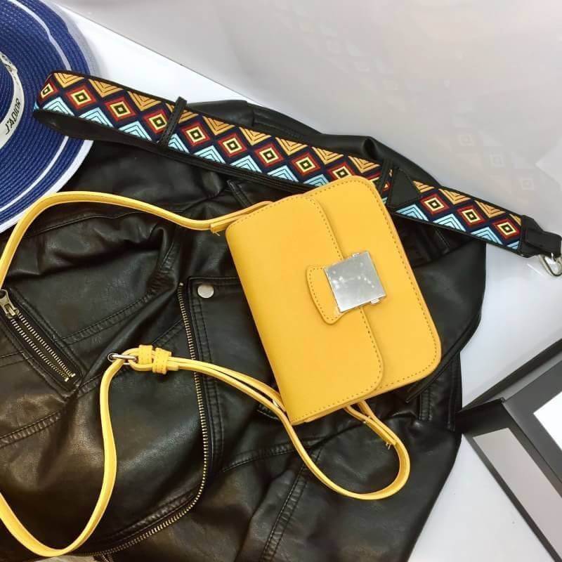 Don't Miss! Best Seller! ZARA CROSSBODY WITH 2STRAPS กระเป๋าถือหรือสะพายทรงคลัชรุ่นยอดนิยมวัสดุหนัง Saffiano อยู่ทรงสวยหรูสไตล์ PRADA แข็งแรงทนทาน ดีไซน์เก๋ไม่ซ้ำใคร เปิดปิดด้วยตัวล๊อคเอกลักษณ์ของ ZARA ภายในมีโลโก้ สามารถใส่มือถือ iphone7+ ได้ โดดเด่