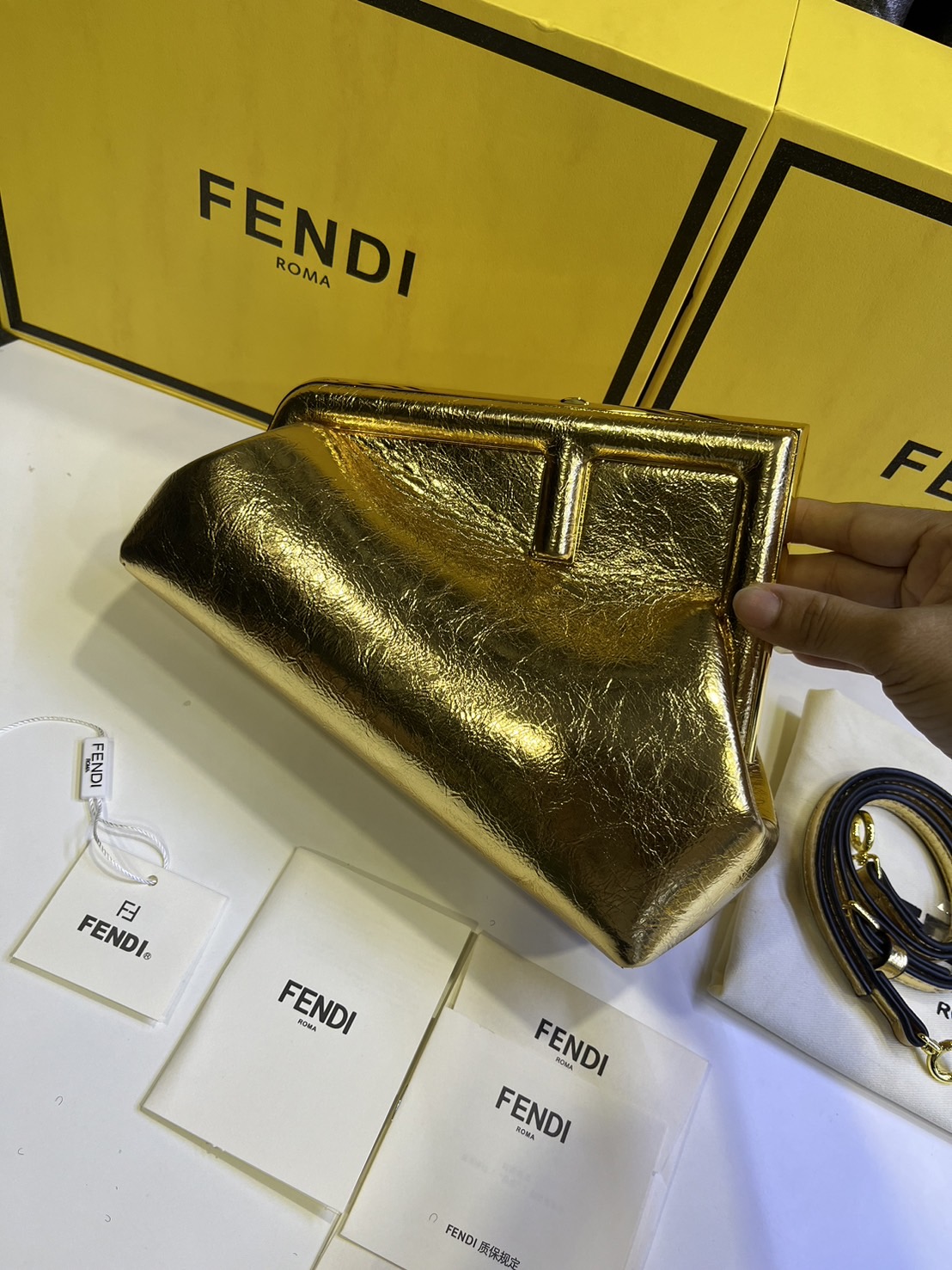 พร้อมส่ง 6 สี FENDI First Midi bag กระเป๋าทรงคลัชมาพร้อมสายสะพาย รูปลักษณ์สวยงามทันสมัย 🧡 เกรดออริจินอล 1:1 สลับแท้ ใช้งานต่างประเทศได้