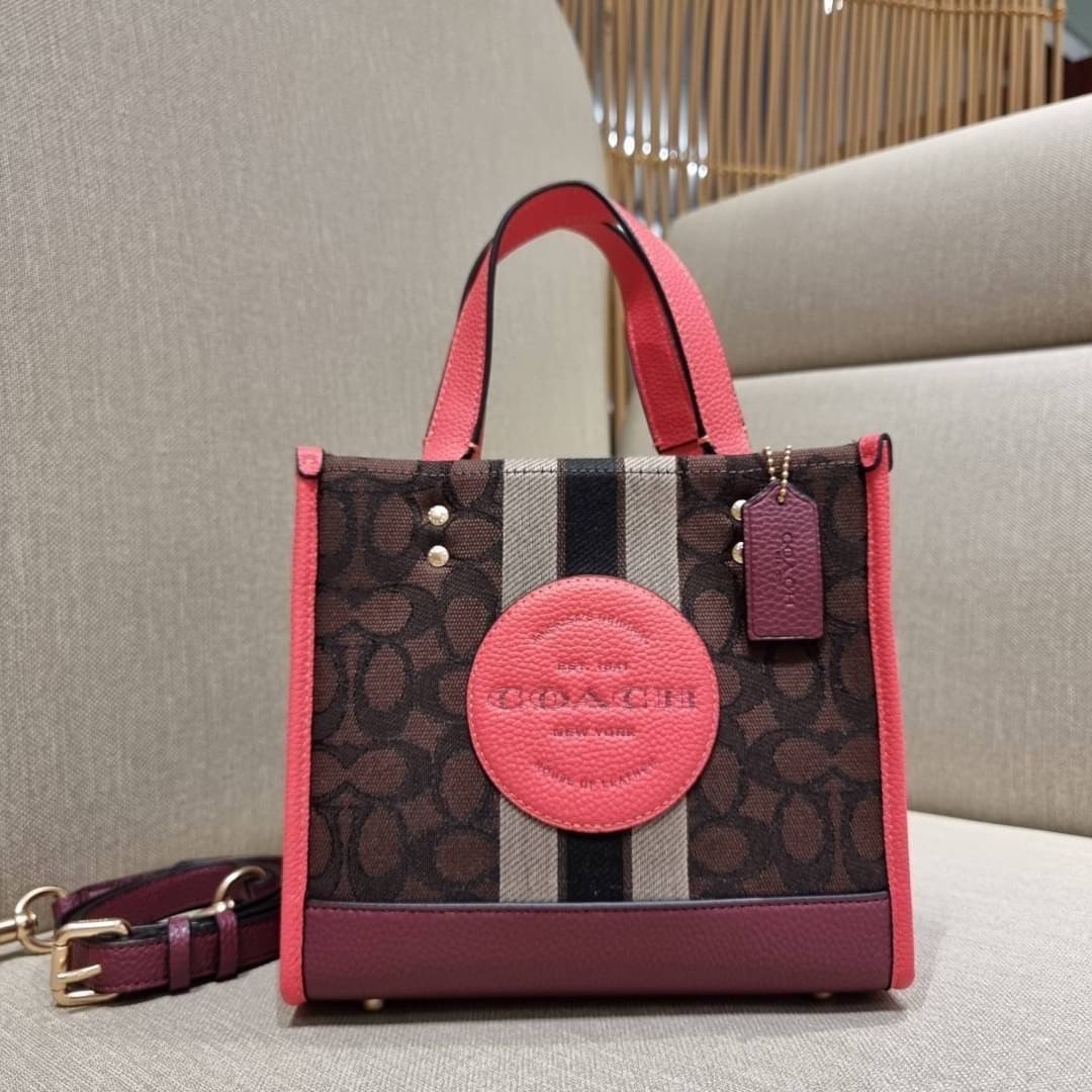 COACH C7083 DEMPSEY TOTE 22 IN SIGNATURE JACQUARD WITH STRIPE AND COACH PATCH คอลเลคชั่นใหม่ สีที่สาวๆรอคอย สวยคม ละมุนและมีความหรูในตัว กับกระเป๋าทรงโท้ท ไซส์กำลังสวย น่ารักน่าใช้ ฟังก์ชั่นการใช้งานสะดวกที่สุด มีทั้งสายคล้องในตัว และสายครอสบอดี้ วัสดุผ้า