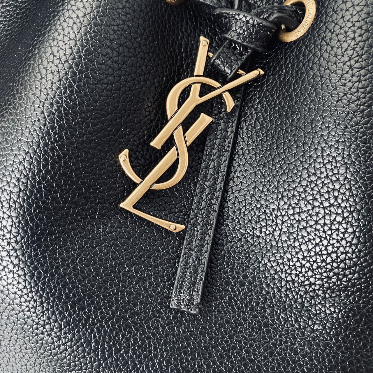 YSL PARIS VII flat hobo bag / YSL Bucket Bag กระเป๋าสะพายทรงโฮโบบัคเก็ต งานหนังเต็มใบ ฟังก์ชั่นสุดเลิศพร้อมเชือกรูด ดีไซน์รูปทรงใช้งานง่าย -- [รับตัวแทนกระเป๋า]