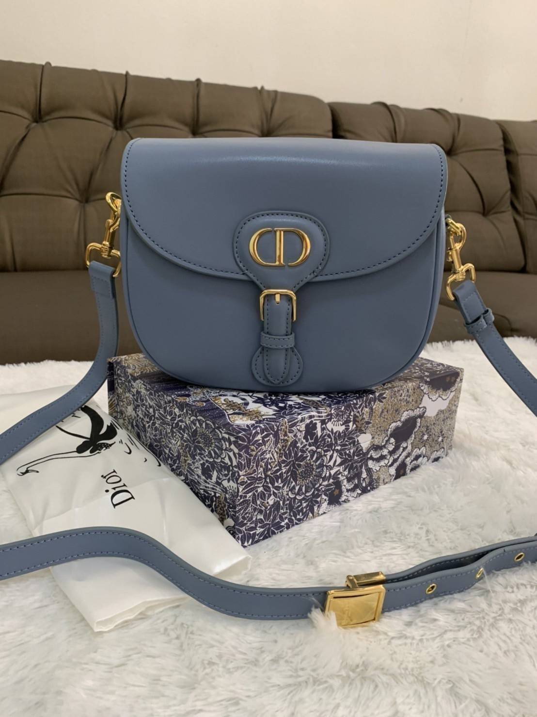 Dior Bobby Bag (GWP) พรีเมี่ยมกิ้ฟ Limited Edition วัสดุหนังแท้ Calfskin อะไหล่ทอง กระเป๋าหรูยอดฮิต ดีไซน์เป็นทรงโค้งเรียบหรูแบบโบฮีเมียนนิดๆ ด้านหน้าประดัลโลโก้ CD เด่นชัด ตอกย้ำความเป็นแบรนด์หรู Christian Dior แมทกับชุดได้ง่าย ใช้ได้ทุกวัน ทั้งสะพายไหล่