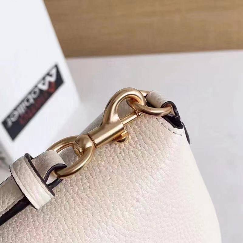 คอลเลคชั่นใหม่ ทั้งสวยทั้งคุณภาพค่ะ😘 COACH KARLEE CROSSBODY BAG 💐พร้อมส่ง ได้ไปไม่ผิดหวังแน่นอนค่ะ! สวยๆแบบคนดังระดับโลกกันค่าา กระเป๋าสะพายแบบครอสบอดี้ร์ หนังแท้นิ่มสวยงามมากๆค่ะ รูปทรงน่ารักกระทัดรัด เปิดปิดกระเป๋าแบบหมุนล็อค ภายในสามารถ