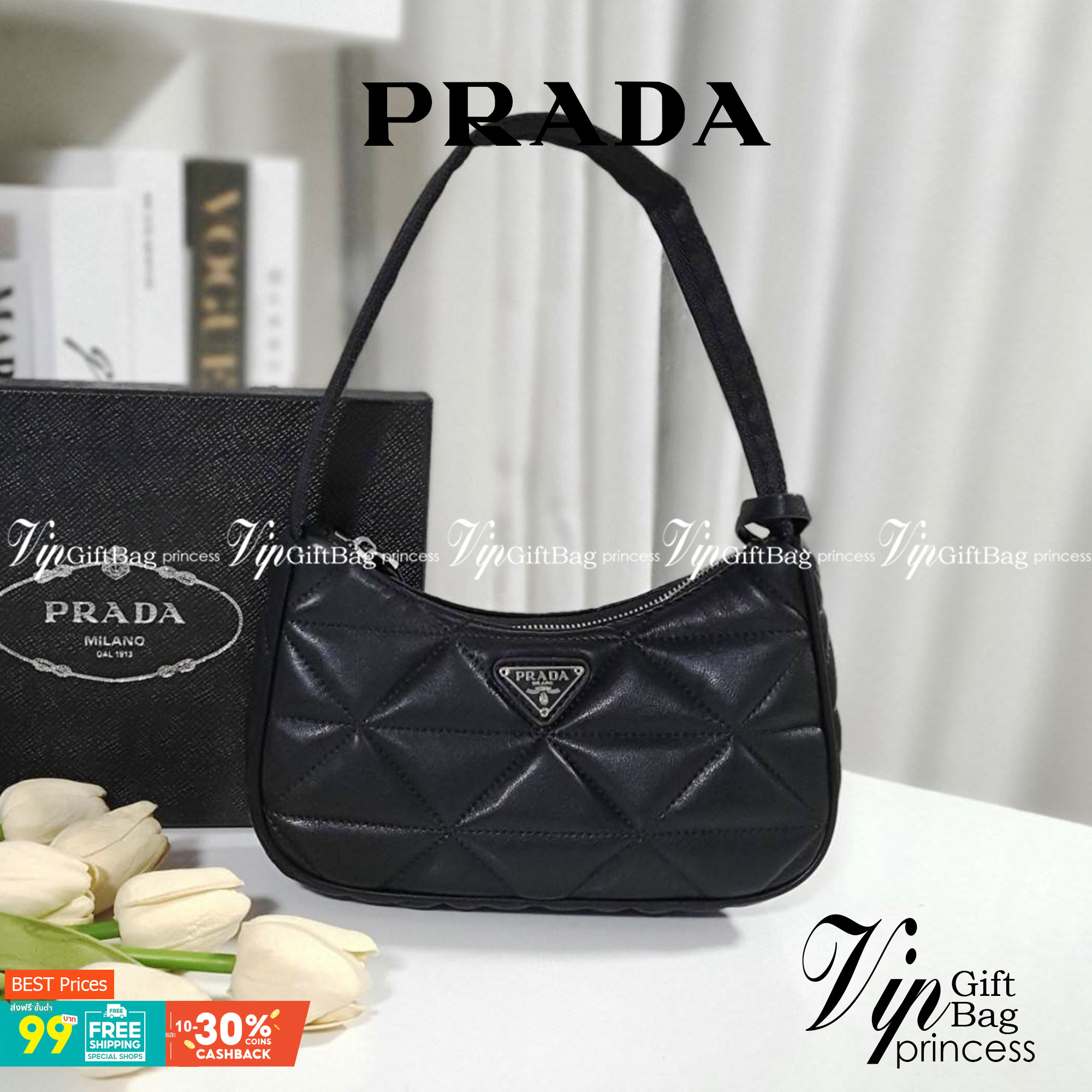รุ่นใหม่แนะนำ!! กับงานพรีเมี่ยมกิ้ฟท์ PRADA HANDBAGS ขนาดกะทัดรัด **อะไหล่เงิน วัสดุทำจากหนัง Pu อย่างหนาลายตารางสวยหรูดูดี อยู่ทรง กันน้ำได้ หายห่วงคะ ด้านหน้ามีโลโก้แบรนด์ เปิดปิดด้วยซิป มาพร้อมสายผ้า ไม่สามารถถอดได้ ภายในบุผ้าลายPrada และป้ายโลหะแบรนด์