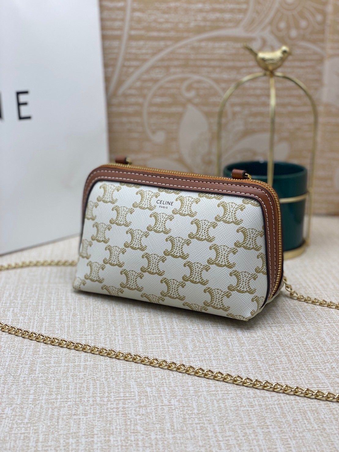 CELINE POUCH 16cm / CELINE TRIOMPHE Triumphal Arch Canvas / CELINE CLUTCH WITH CHAIN กระเป๋าคลัทช์ดีไซน์เรียบหรูออกแบบมาได้อย่างลงตัว พร้อมสายสะพายโซ่ทองสุดหรู ด้วยรูปทรงที่สวยงามและทันสมัย