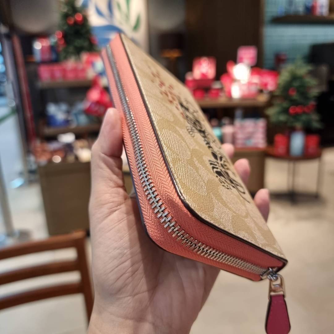COACH ACCORDION ZIP WALLET IN SIGNATURE CANVAS กระเป๋าสตางค์ใบยาวนี้ที่เหมาะกับการใช้งานทุกรูปแบบ นอกจากเพิ่มความมั่นใจแล้ว ยังทำให้ชีวิตของเราง่ายขึ้นอีกด้วย โดยการเปิดปิดแบบซิปรอบ สามารถใส่ธนบัตร เหรียญ บัตรต่างๆได้หลายใบเลยทีเดียว ขนาดของกระเป๋าสามารถถ