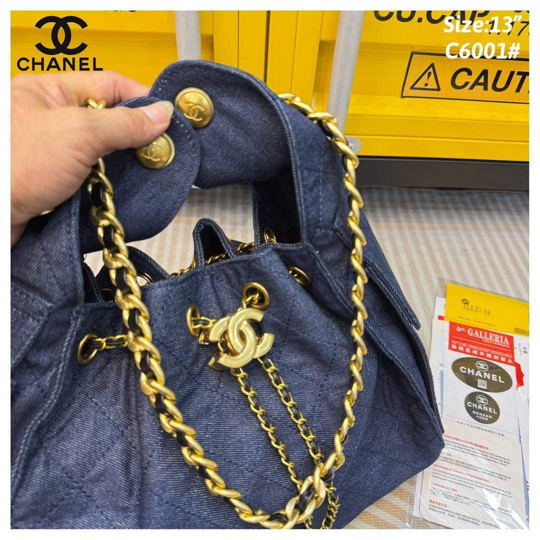 CHANEL 25 Small Handbag กระเป๋าสะพายทรงโฮโบ คอลใหม่ล่าสุด ต้อนรับฤดูกาล SPRING-SUMMER 2025 รูปทรงใช้งานได้จริง จุของได้ ถือเก๋ๆ เอวี่เดย์ลุค บอกเลยว่าดีไซน์เก๋มาก