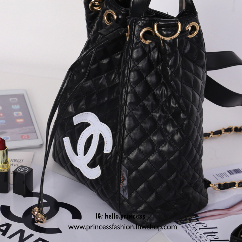 Chanel Drawstring Backpack VIP Gift With Purchase (GWP) New in!! กระเป๋าสะพายไหล่หรือเป้สะพายหลังรุ่น Limited Edition VIP gift ของแท้จาก Chanel Perfume Counter ขนาดกำลังดี น้ำหนักเบา วัสดุหนังลายตาราง อะไหล่ทองสวยหรู ด้านหน้ามีโลโก้ เปิดปิดแบบรูด Drawstri
