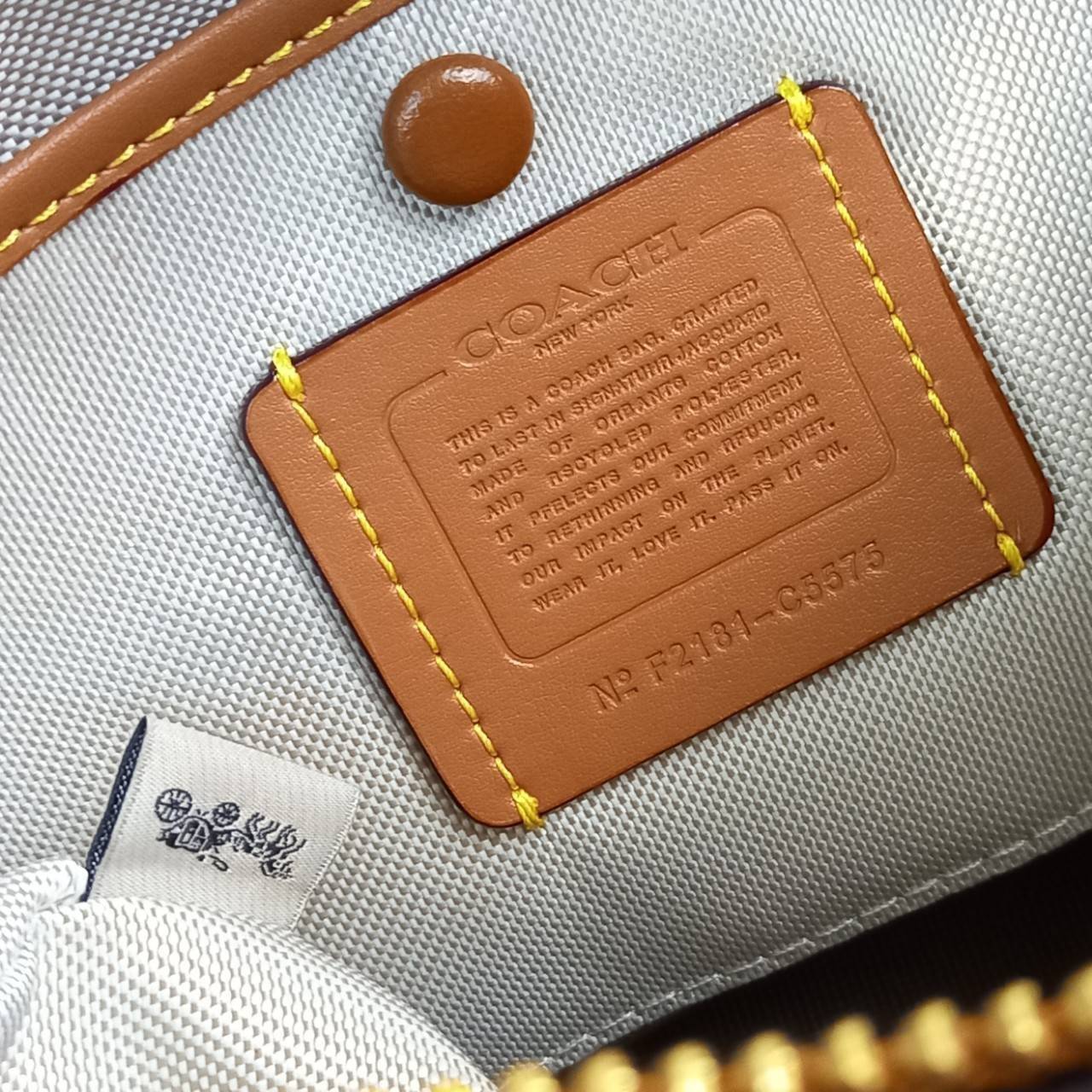 OUTLET 】COACH ROGUE 25 IN COLORBLOCK (C5575) ที่สุดแห่งความหรูหรา สุดคลาสสิค 🌺กระเป๋าหนังแท้คุณภาพเยี่ยม สัมผัสนิ่มละมุนจนต้องหลงรัก ด้านข้างเพิ่มความสวยเก๋ด้วยหนังกลับ อยู่ทรงสุดสวย น่าใช้ น่ามอง จนใครๆต้องเหลียวหลังตาม//ด้านในมี 2 ช่องกว้าง กับอ