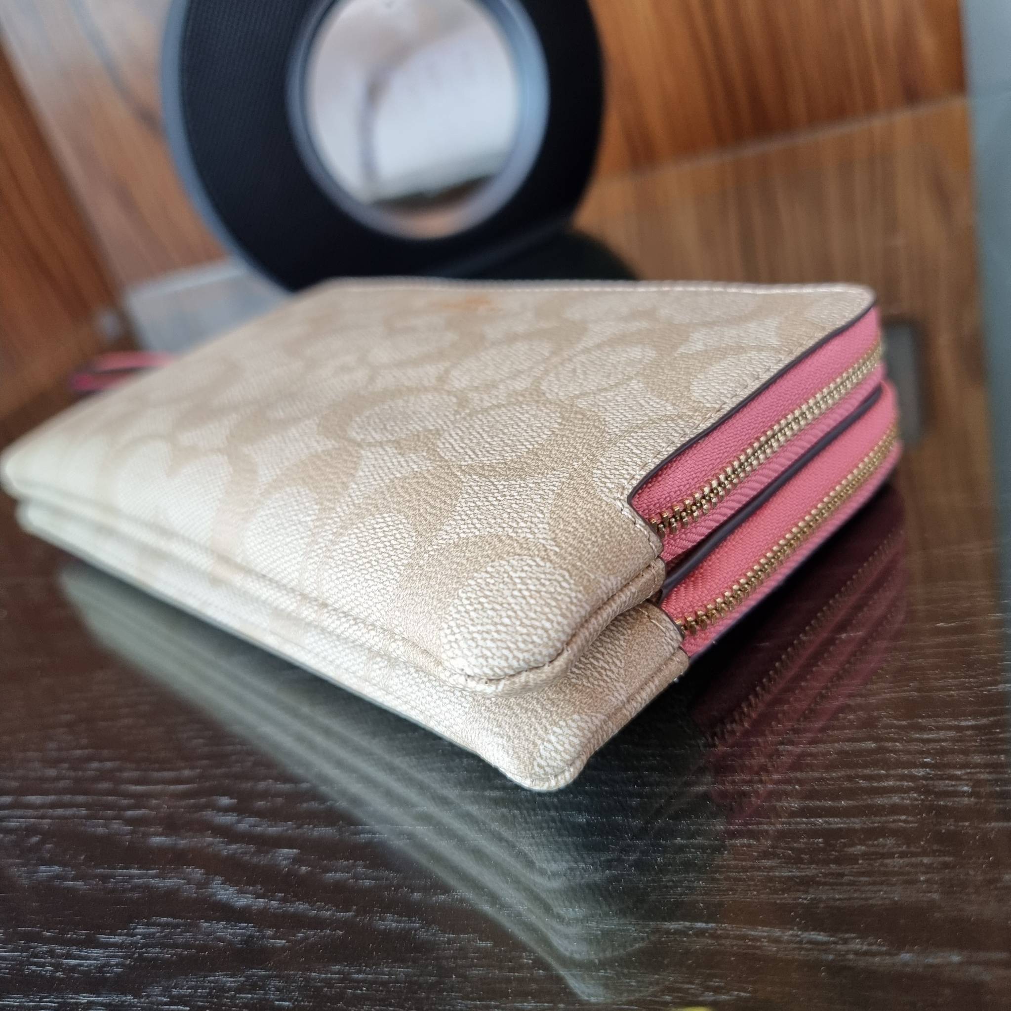 COACH F54057 DOUBLE ZIP WALLET IN SIGNATURE กระเป๋าคล้องมือ size L ใบนี้ใส่มือถือได้ทุกรุ่น ขนาดกำลังดี พกพาสะดวกมากๆ วัสดุหนังสังเคราะห์ ภายในเป็นผ้าสีสวยคม ใส่ธนบัตร ใส่บัตรได้เยอะ ใส่มือถือได้สบายๆทุกรุ่น ตอบโจทย์สาวๆที่ไม่ชอบพกเยอะวุ่นวายจ้า ใบนี้เอาอ