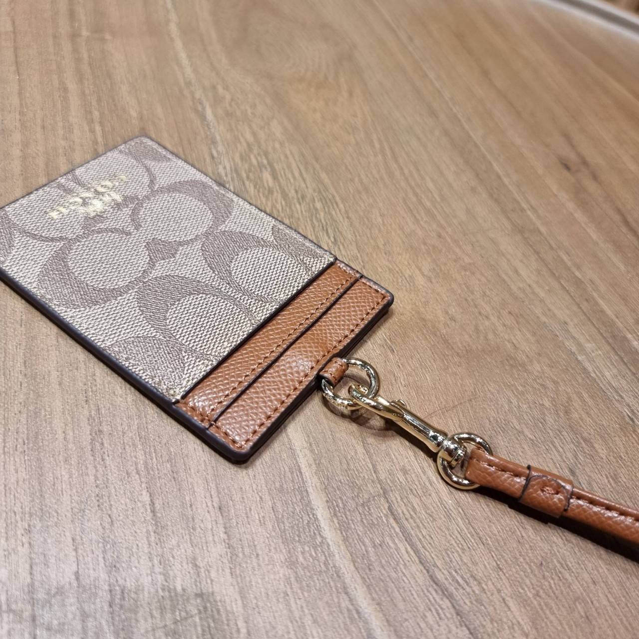 COACH ID LANYARD IN COLORBLOCK SIGNATURE CANVAS ง่ายๆแบบไม่ธรรมดา!! คลาสสิคแต่มีดีเทลโดดเด่น!! กระเป๋าถนอมบัตร พร้อมสายคล้องคอ ดีไซน์ลวดลายสวย ดูดีทุกแบบ ใช้งานง่าย พกพาสะดวก จะใส่บัตรพนักงาน บัตรเครดิต บัตรปชช. ใบขับขี่ และบัตรอื่นๆที่อยากจะใส่!! ตามใจไป