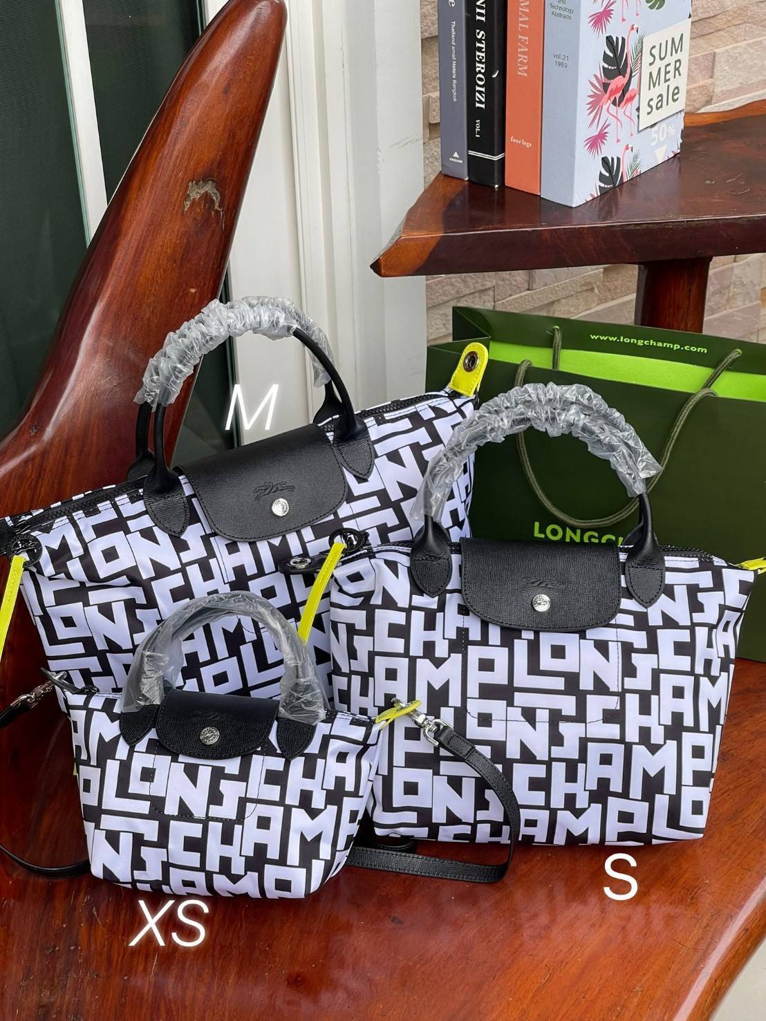 LONGCHAMP LE PLIAGE COLLECTION TOP HANDLE BAG XS พบกับคอลเลคชั่นใหม่ล่าสุด มีดีไซน์ที่เรียบหรูและคลาสสิก แฝงด้วยลูกเล่นแบบเฟมินีน แถมยังมีน้ำหนักเบาอย่างไม่น่าเชื่อ มาพร้อมกับหูจับกระเป๋าคู่และฝาปิดแบบกระดุม กระเป๋าถือใบนี้สามารถใช้ถือแบบทั่วไป มีสายสะพาย