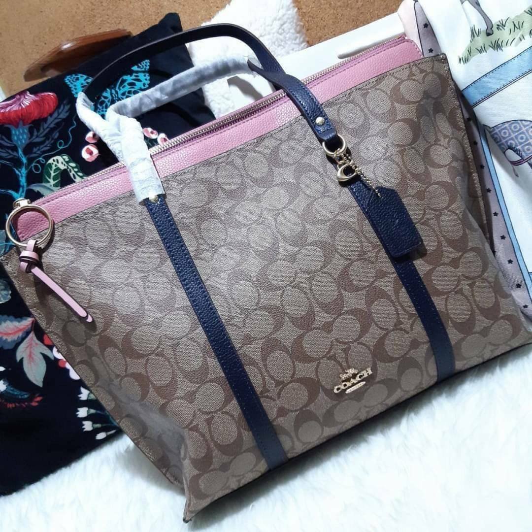 COACH 2319 MAY TOTE IN COLORBLOCK SIGNATURE CANVAS กระเป๋าโท้ท ดีไซน์ใหม่ล่าสุด!! 💕💕 เก๋ตรงปากกระเป๋า คล้ายกระเป๋าซ้อนในตัว สีตัดกับตัวกระเป๋าได้อย่างลงตัว ทรงสวย ใบใหญ่ใส่ของได้เยอะ เปิด-ปิดด้วยซิป รูดใช้งานง่าย ภายในโล่งกว้าง ด้านหลังมีช