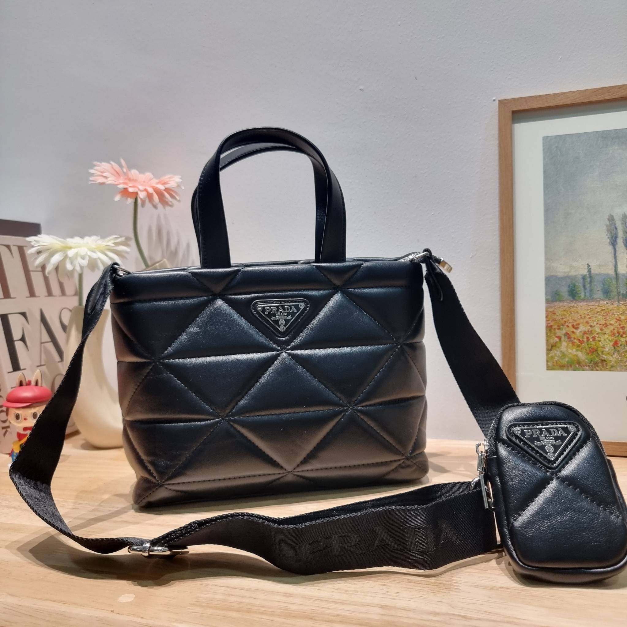 PRADA LEATHER PADDED BAG ใหม่ล่าสุด กับคอลเลคชั่นที่ทำออกมาตอบโจทย์ได้ทุกไลฟ์สไตล์ และเป็นยูนิเซ็กส์ กับกระเป๋าทรงโท้ท ขนาดกำลังดี