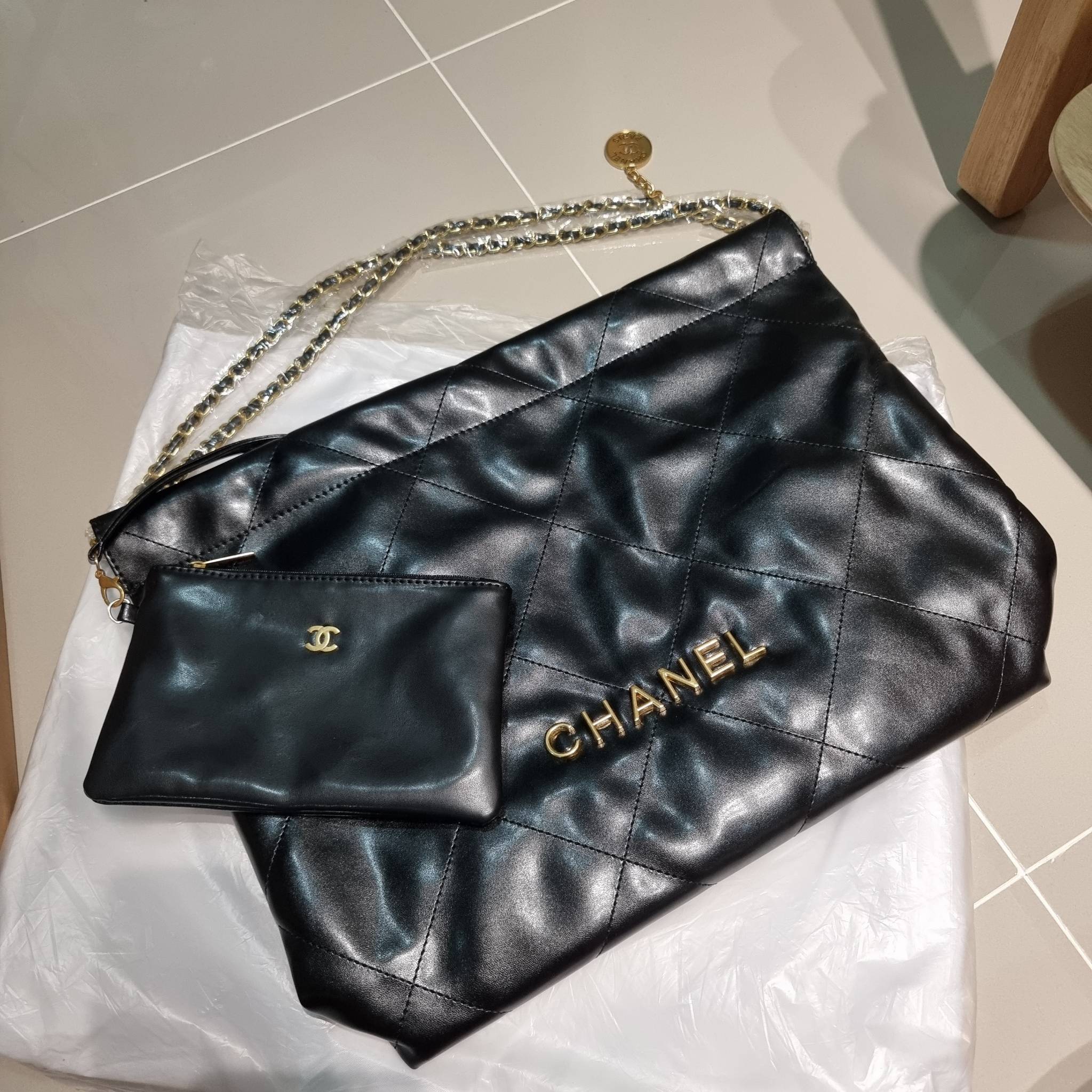 Chanel ss22 Logo CC shopping tote / Chanel 22 handbag มาแรงที่สุดในตอนนี้ก็คือรุ่นนี้เลย ใช้งานง่ายรุ่นนี้สามารถใช้ได้ทั้งผู้หญิงและผู้ชายน้า เกินต้านที่สุดกับไอเท็มนี้ ที่สาวๆหรือใครๆก็ต้องมีแล้ว!! แค่เห็นก็หลงรัก กระเป๋าทรงสวย