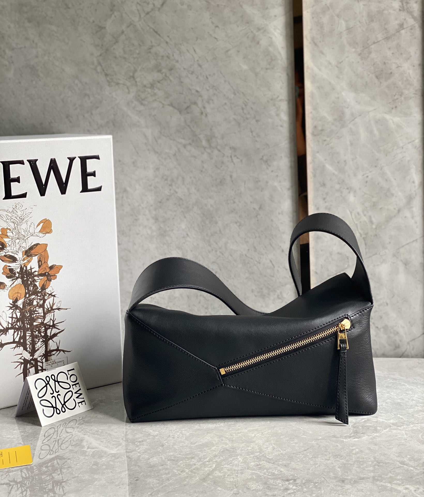 LOEWE Puzzle Hobo bag in nappa calfskin กระเป๋าสะพายไหล่มีความพิเศษในหลายด้าน ไม่ว่าจะเป็นรูปทรงที่แปลกใหม่ มินิมอลด้วยโลโก้อนาแกรมแบบประทับ ดูหรู เป็นกระเป๋า Unisex ที่ไม่ว่าคุณจะเป็นผู้หญิงหรือผู้ชายก็ใช้งานได้