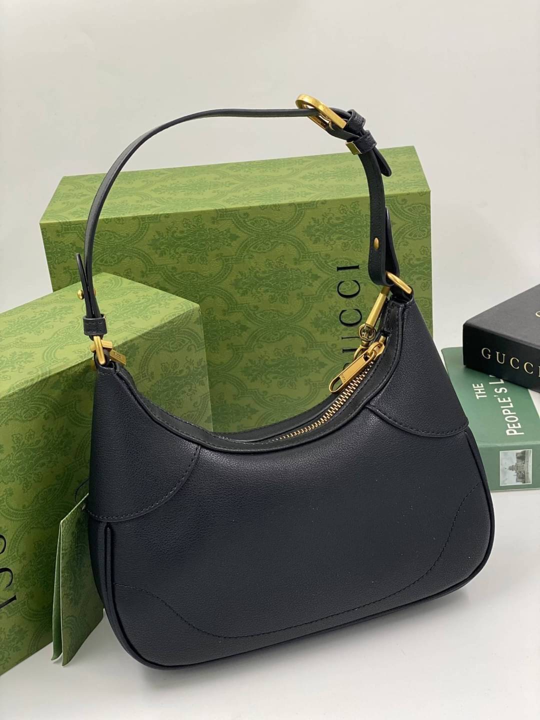 GUCCI Aphrodite small shoulder bag กระเป๋าสะพายทรงคลาสสิค ดีไซน์ย้อนยุคผสานความโมเดิร์นด้วยรูปทรงพอช ที่ใช้งานได้ทุกสไตล์ วัสดุหนังแคนวาส ทนทาน ภายในกระเป๋าเป็นช่องโล่ง
