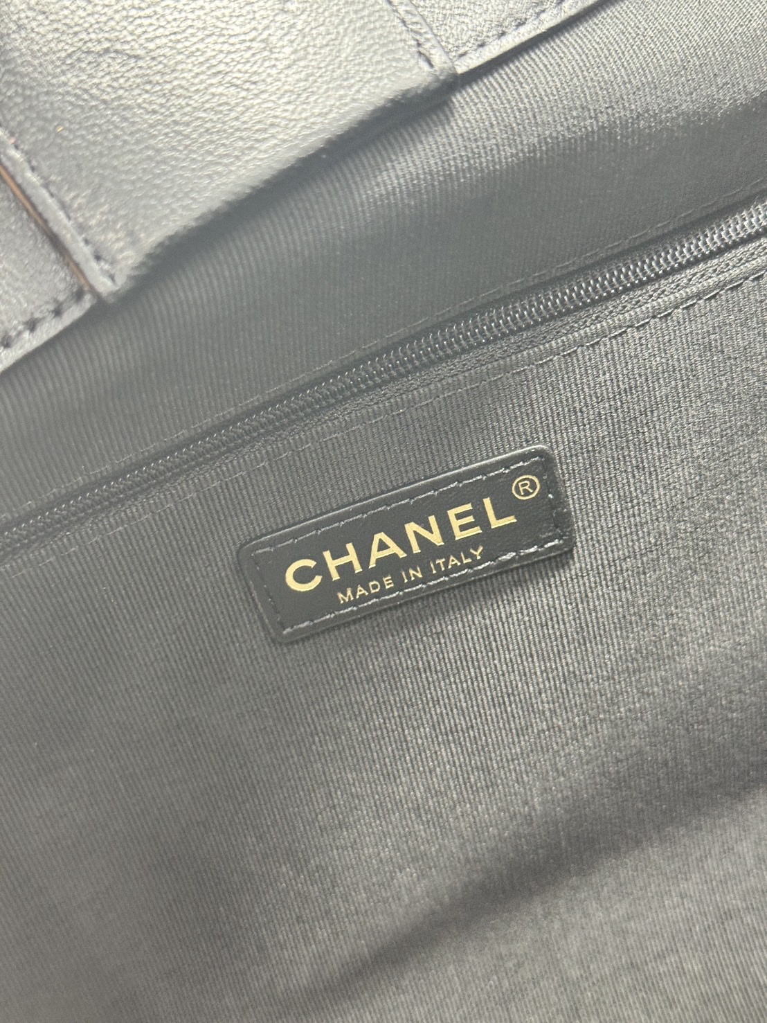 ORI หนังแท้ | CHANEL Shopping Bag 25A Suede Bag กระเป๋าช้อปปิ้งทรงโท้ทหนังกลับสีทูโทน ในคอล Métiers Dart 2024/25 ดีไซน์ใหม่หนังกำมะหยี่โทนน้ำตาล ใช้งานง่าย สวยหรูดูแพง
