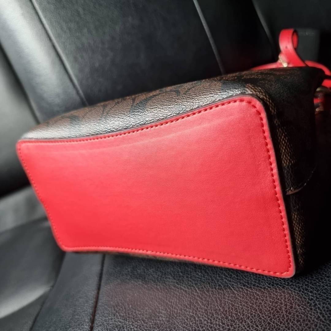 COACH 2312 SMALL TOWN BUCKET BAG IN SIGNATURE CANVAS รุ่นยอดนิยมใบเล็กมาครบสีแล้วจ้า กระเป๋าทรงบัคเก็ต สีผู้ดี๊ผู้ดี ตัวกระเป๋าดีไซน์คลาสสิคลายซี ดูโดดเด่น วัสดุหนังแคนวาสเคลือบลาย สวยคมทุกมุมจริงๆ!! เปิด-ปิดด้วยกระดุมแม่เหล็กทั้ง 2 ฝั่ง ภายในเป็นช่องโล่ง