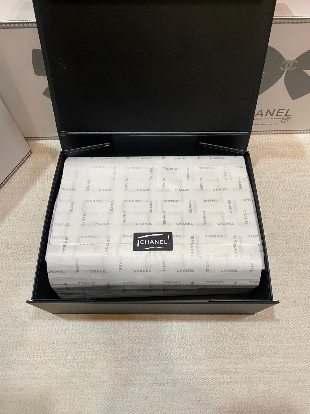 CHANEL Classic Medium Flap Bag กระเป๋าสะพายคลาสสิกรุ่นยอดนิยมตลอดกาล ดีไซน์เรียบหรูหราขับผิว งานหนังแท้สวยมาก มีอะไหล่เงินและทอง สุดยอดเดอะเบสท์ไอเท็ม