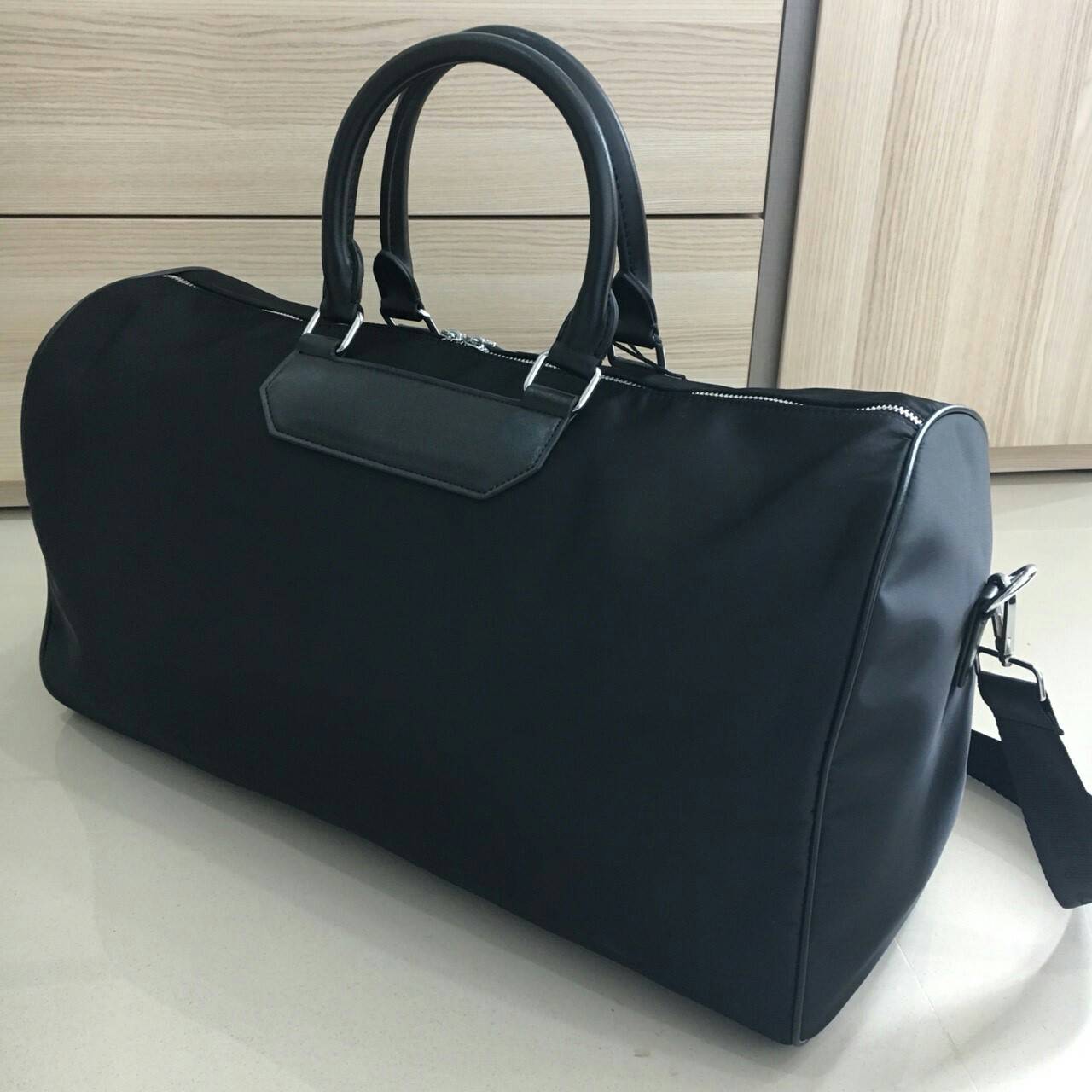 New arrival ! ของมันต้องมี♡ มาใหม่กับ กระเป๋าทรง Travel Bag ใส่ของได้เยอะมาก (มาพร้อมถุงผ้าแบรนด์) ไปต่างประเทศได้สบายคะ หมดห่วง ตัวกระเป๋าทำจากผ้า Nylon อย่างดี สามารถกันน้ำได้ ทรงสวยมากคะ มีความอยู่ทรงในระดับนึงด้านหลังมีช่องซิป มาพร้อมอะไหล่เงิน