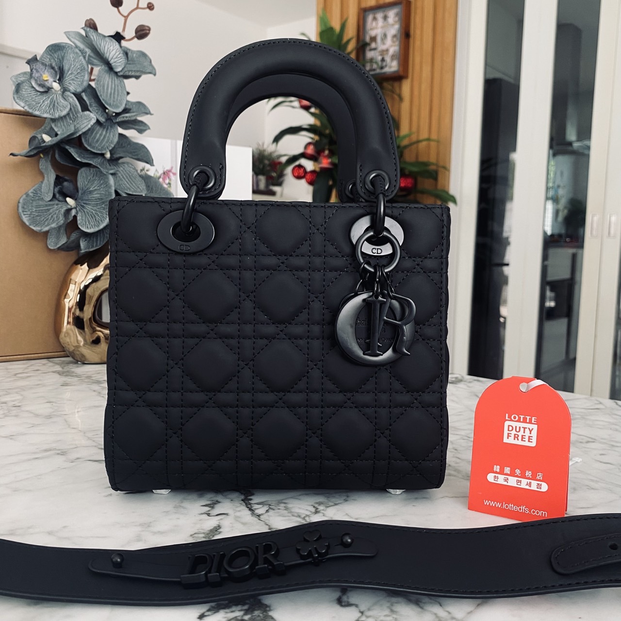 DIOR Small Lady My ABCDior bag Black Cannage Ultra-matte กระเป๋าสะพายดีไซน์เรียบหรู ทรงกล่องคลาสสิค โดดเด่นด้วยพวงกุญแจอะไหล่สีเดียวกับตัวกระเป๋า สีดำผิวแมทท์สุดคลาสสิก ลายเส้นซ้อนทับสวยงาม